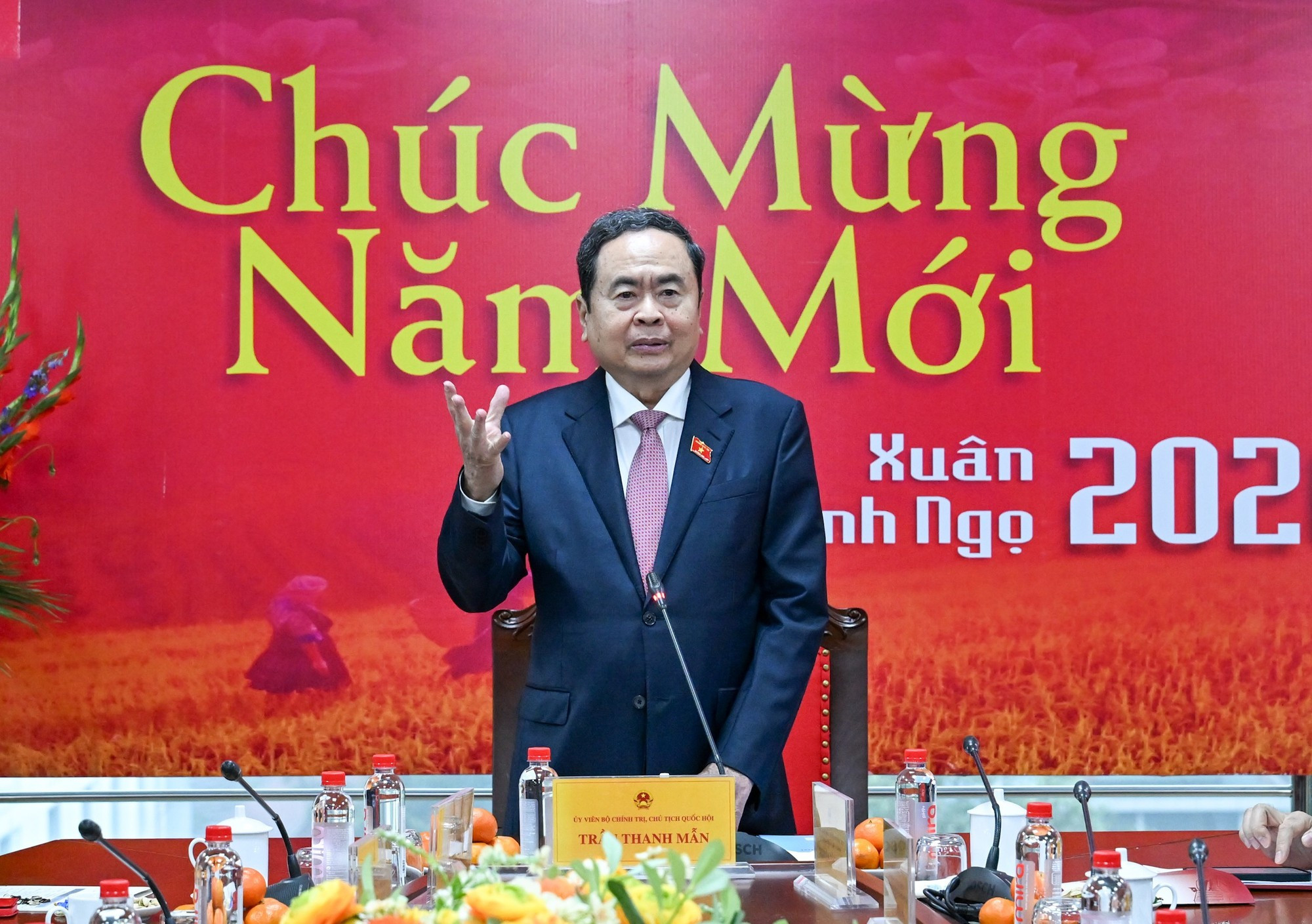 El presidente de la Asamblea Nacional de Vietnam, Tran Thanh Man, habla en el encuentro con el Comité de Cultura y Asuntos Sociales.