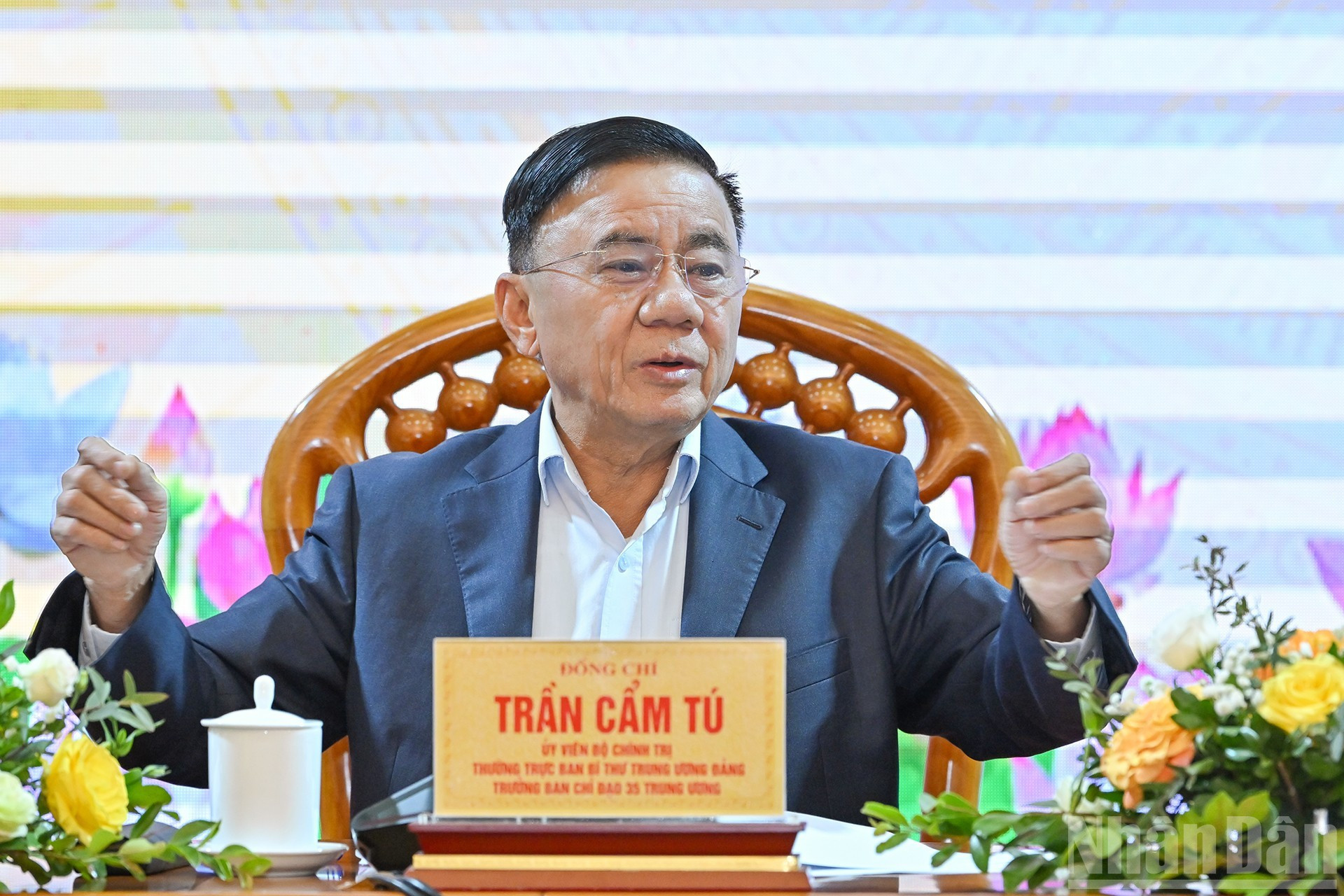 El miembro del Buró Político y miembro permanente del Secretariado del Comité Central del PCV, Tran Cam Tu, dirige la conferencia.
