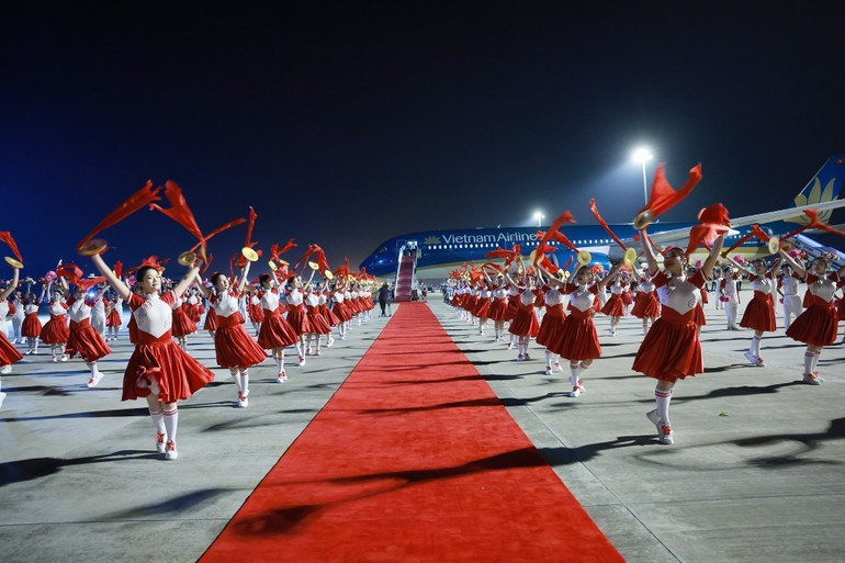 La ceremonia de bienvenida al premier vietnamita Pham Minh Chinh en el aeropuerto internacional de Tianjin-Binhai, La ceremonia de bienvenida al premier vietnamita Pham Minh Chinh en el aeropuerto internacional de Tianjin-Binhai,
