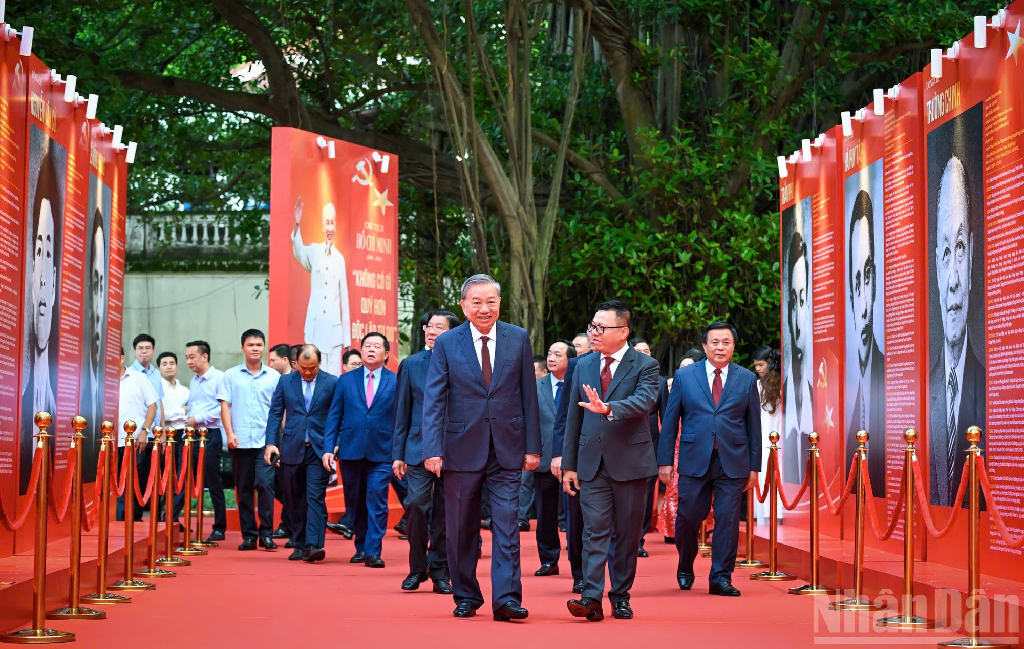 El secretario general, To Lam, y otros dirigentes del partido y el Estado visitan una exposición que presenta retratos y reseñas biográficas de los secretarios generales del partido.