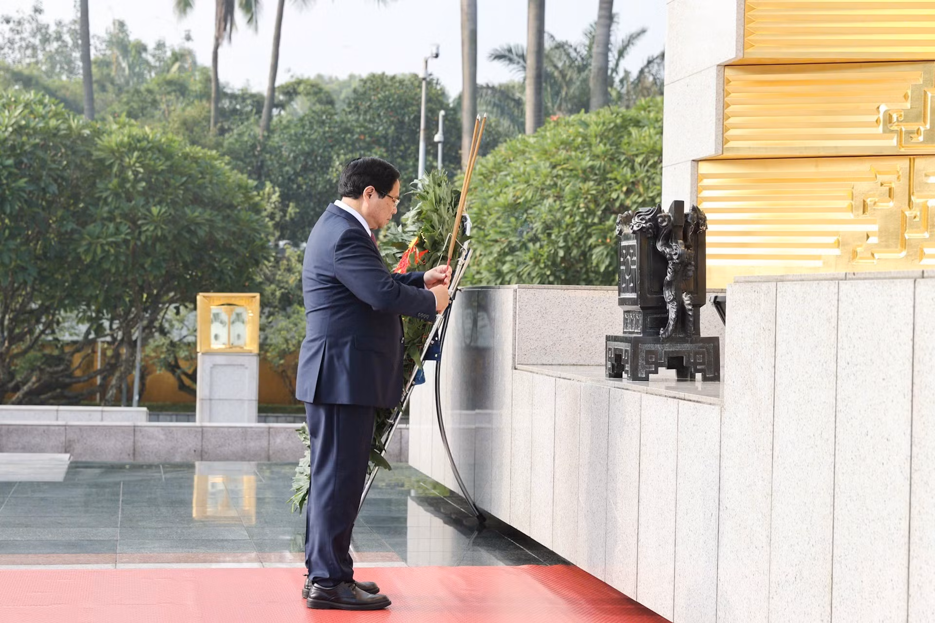 El primer ministro Pham Minh Chinh rinde homenaje a los mártires.