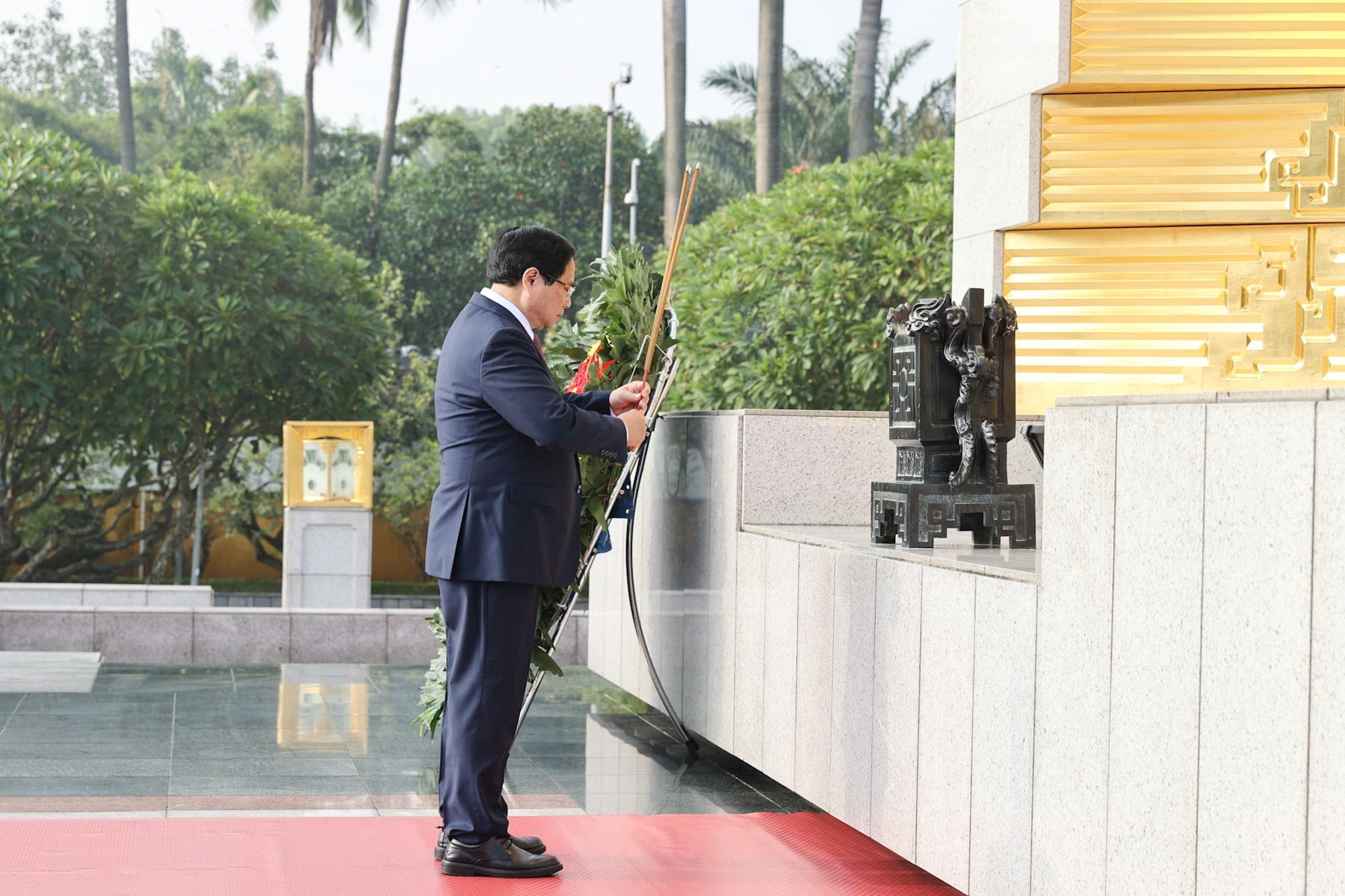 El primer ministro Pham Minh Chinh rinde homenaje a los mártires. El primer ministro Pham Minh Chinh rinde homenaje a los mártires.