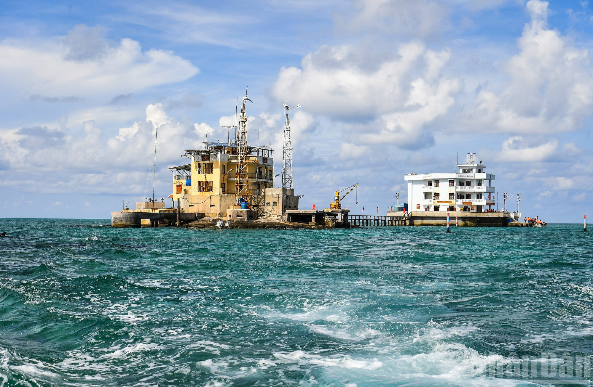 Desde lejos, las islas bajas Co Lin, Len Dao y Da Thi parecen faros en medio del mar. Desde lejos, las islas bajas Co Lin, Len Dao y Da Thi parecen faros en medio del mar.