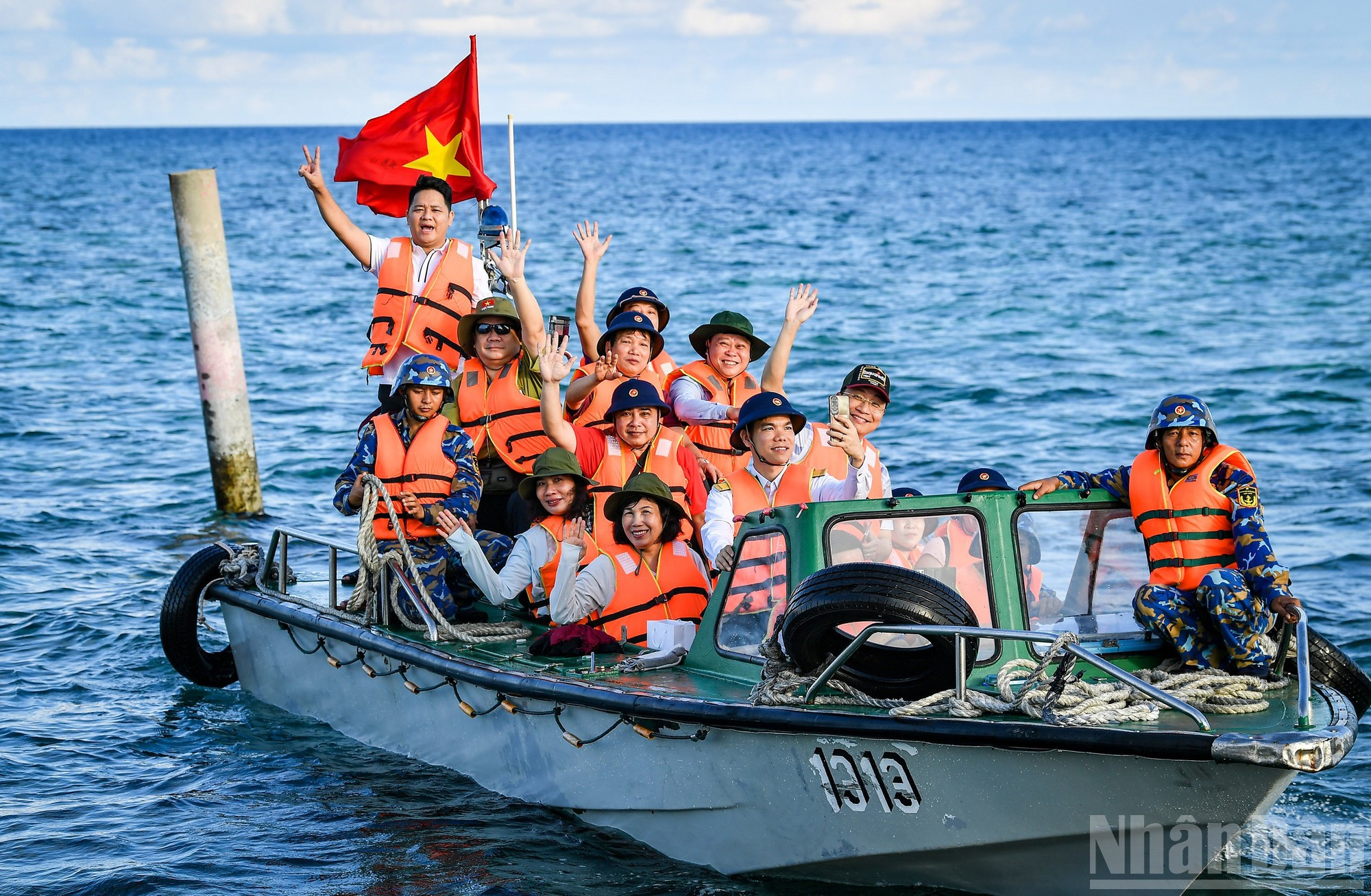 Algunos periodistas que visitaban Truong Sa por primera vez expresaron su gran emoción. Mai Duc Thong, editor jefe del periódico Tuyen Quang, comentó con entusiasmo: "Mientras navegábamos y nos acercábamos a la isla, sentí una gran alegría. Todos en el grupo agitaban las manos y gritaban: "¡Esta isla es nuestra!". Algunos periodistas que visitaban Truong Sa por primera vez expresaron su gran emoción. Mai Duc Thong, editor jefe del periódico Tuyen Quang, comentó con entusiasmo: "Mientras navegábamos y nos acercábamos a la isla, sentí una gran alegría. Todos en el grupo agitaban las manos y gritaban: "¡Esta isla es nuestra!".