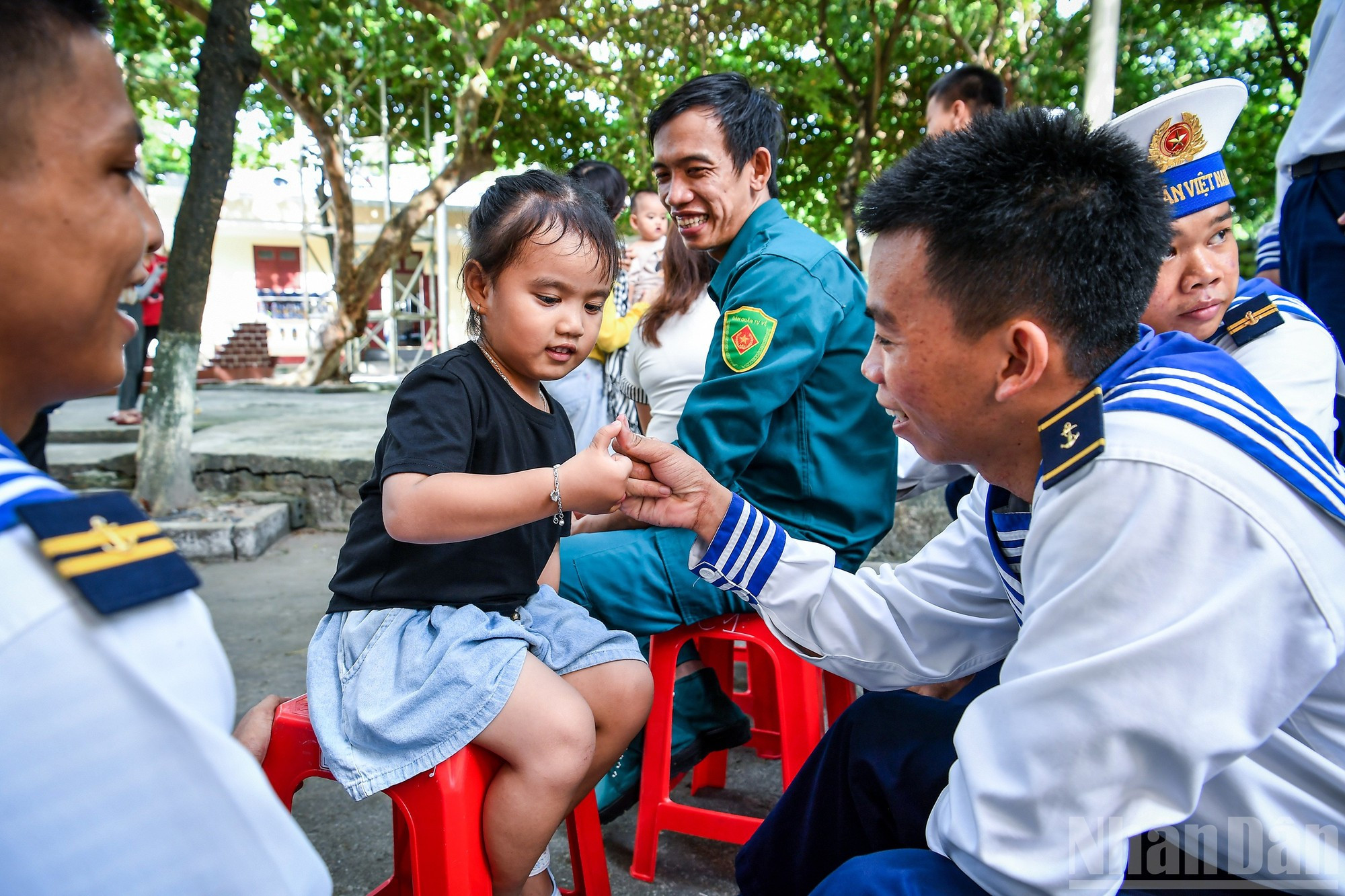En su tiempo libre, estos jóvenes juegan con los niños en la isla para aliviar la nostalgia de casa. En su tiempo libre, estos jóvenes juegan con los niños en la isla para aliviar la nostalgia de casa.