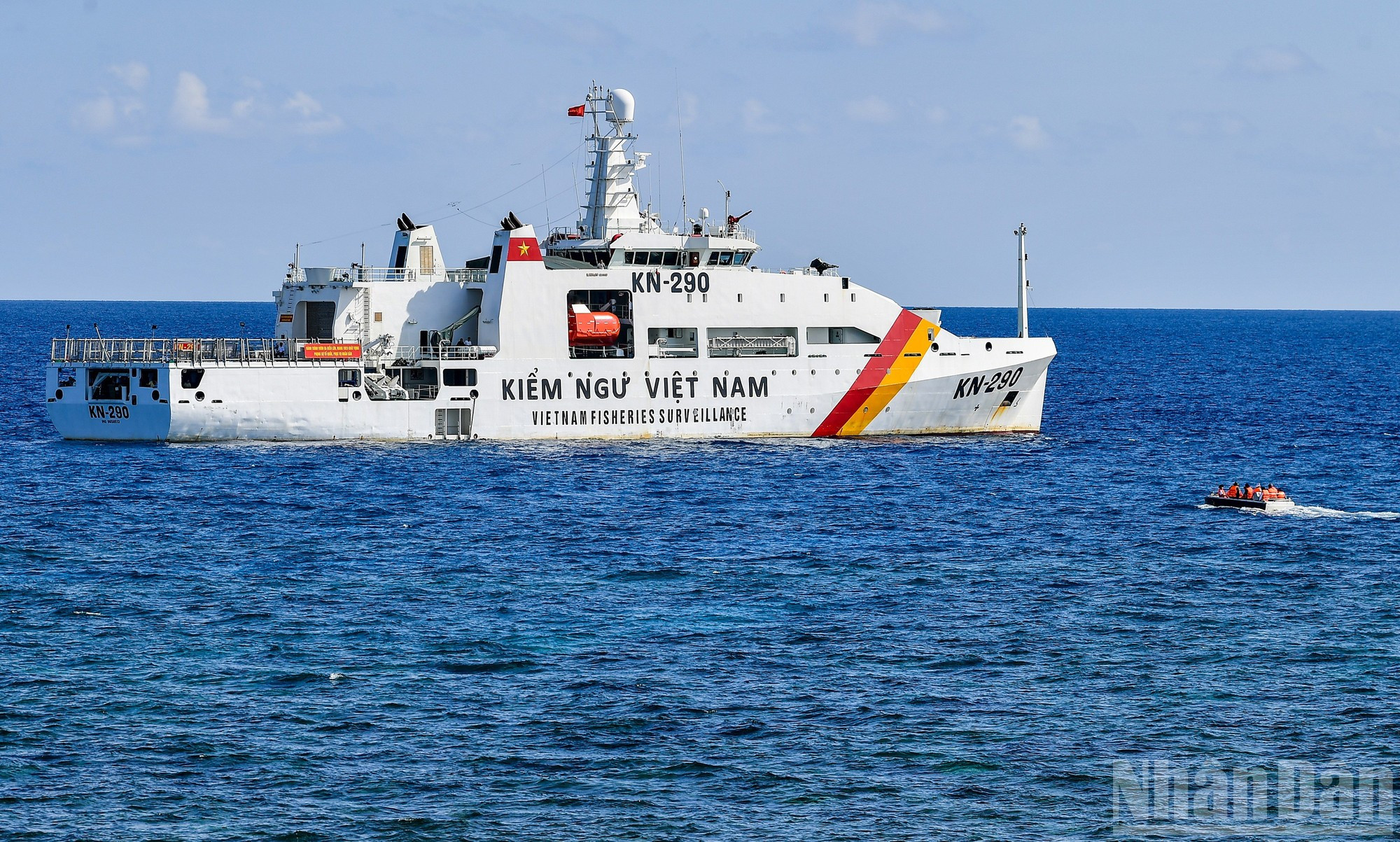 En el viaje de siete días, el barco de patrulla vietnamita KN-290 lleva al grupo número 25 a visitar seis islas y una plataforma. En el viaje de siete días, el barco de patrulla vietnamita KN-290 lleva al grupo número 25 a visitar seis islas y una plataforma.