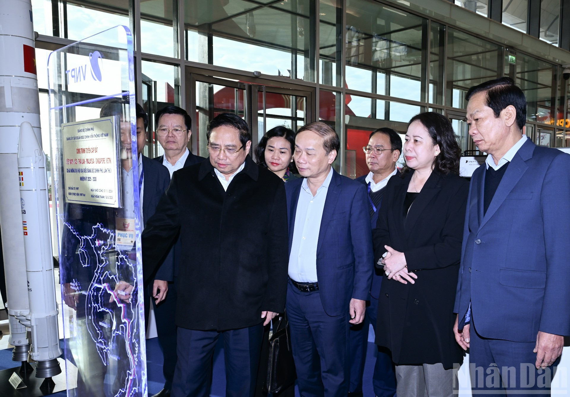 El premier Pham Minh Chinh visita la exposición de productos destacados.