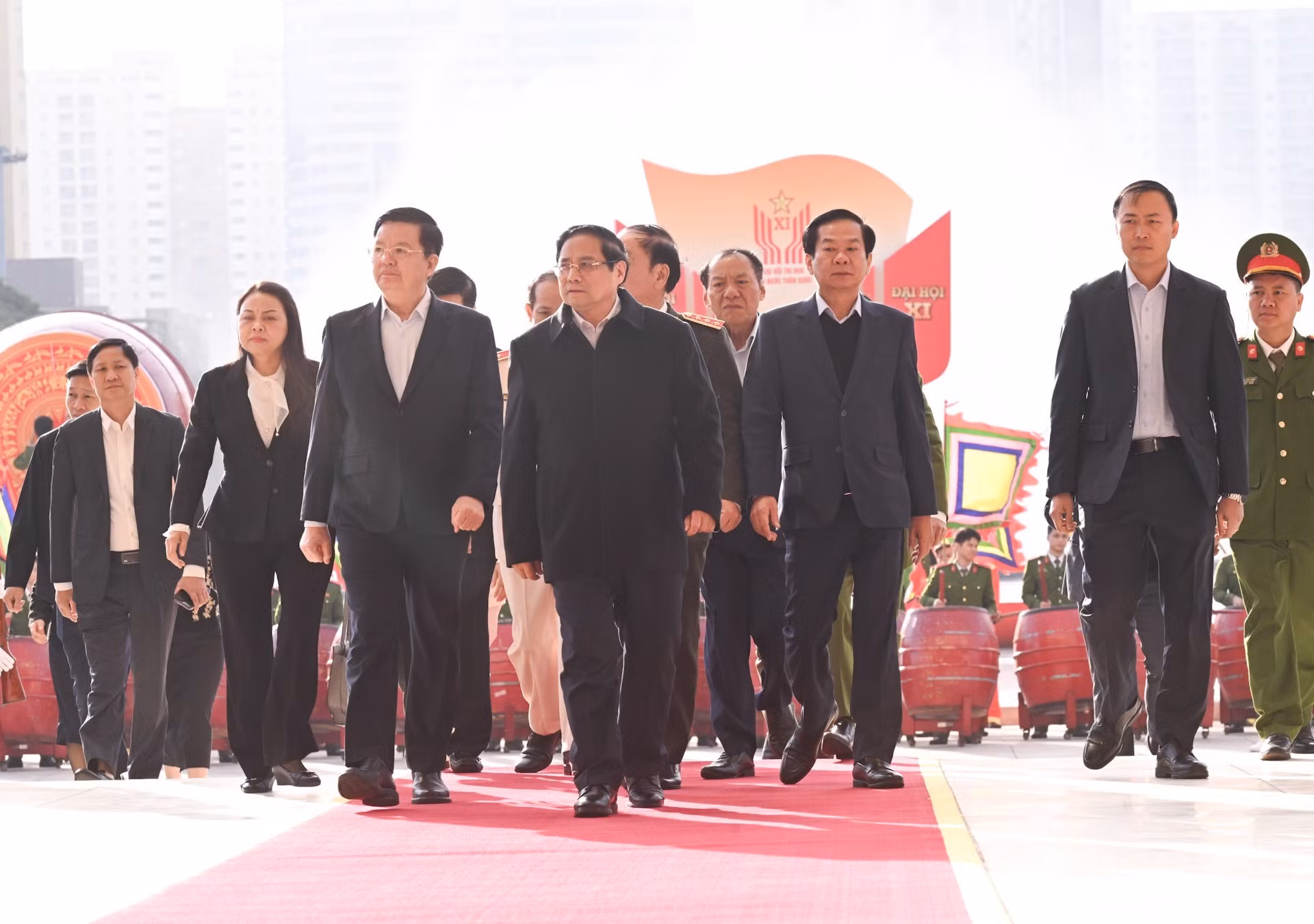 El primer ministro de Vietnam, Pham Minh Chinh inspecciona los preparativos del XI Congreso de Emulación Patriótica.