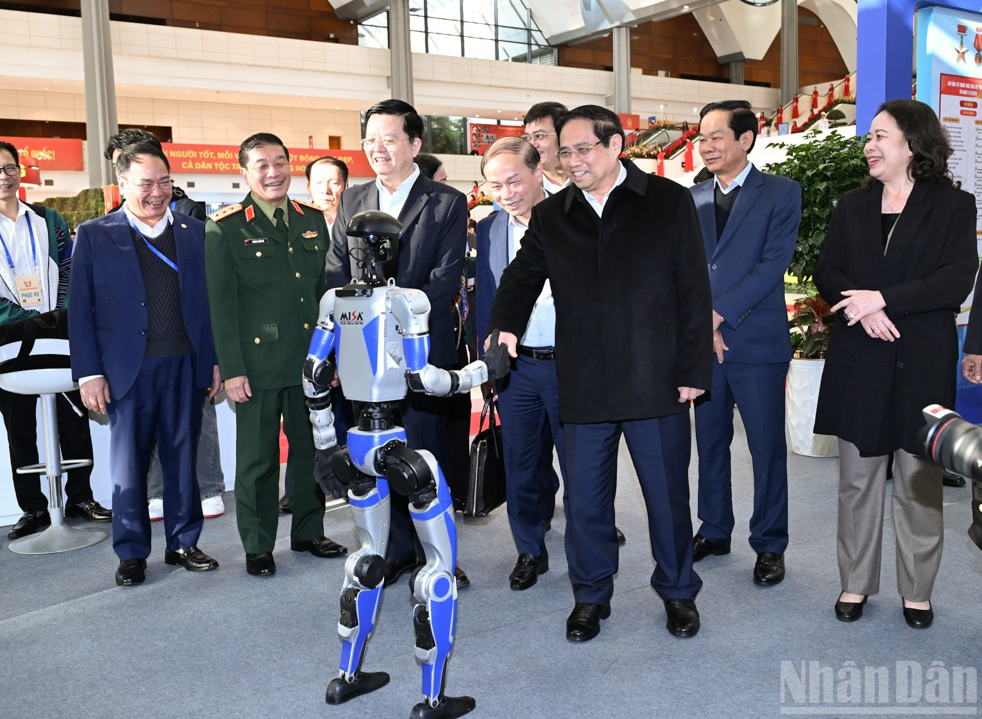 El premier Pham Minh Chinh visita la exposición de productos destacados.