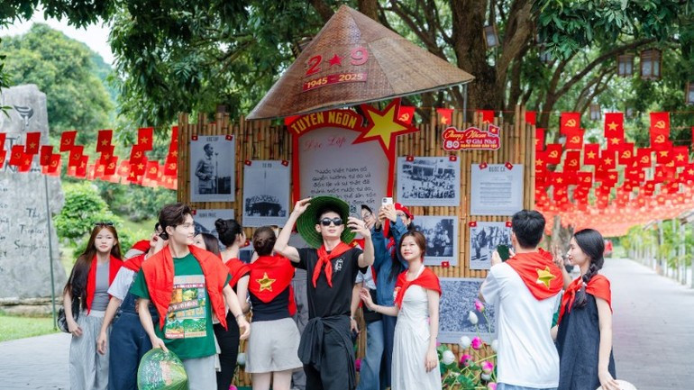 Uno de los puntos más destacados es el Camino Histórico, con estructuras de bambú que recrean la Declaración de Independencia de 1945, evocando el momento solemne en que el Presidente Ho Chi Minh proclamó el nacimiento de la República Democrática de Vietnam. También destacan las ilustraciones Vietnamitas Patriotas, 80 años” y &quot;Orgullosos de ser vietnamitas&quot;.
