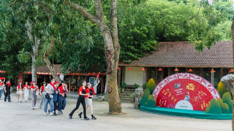 En el área ecológica de Thung Nham, los preparativos han concluido con decoraciones llenas de los colores patrióticos, lo cual promete brindar a los visitantes una experiencia emocionalmente rica, impregnada del espíritu festivo nacional.