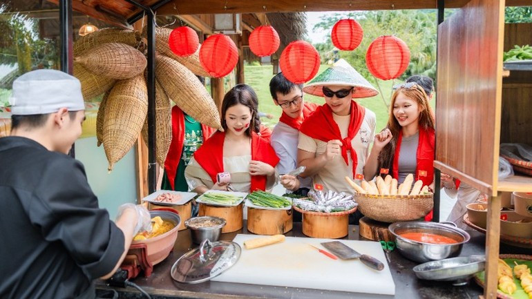 Thung Nham sigue ofreciendo experiencias participativas, como &quot;Un día como campesino&quot;, que combinan recorridos por jardines de aves, degustación de cocina rural y paseos en bicicleta. Estas actividades educan en valores patrióticos y fortalecen el orgullo nacional, especialmente entre las generaciones más jóvenes.