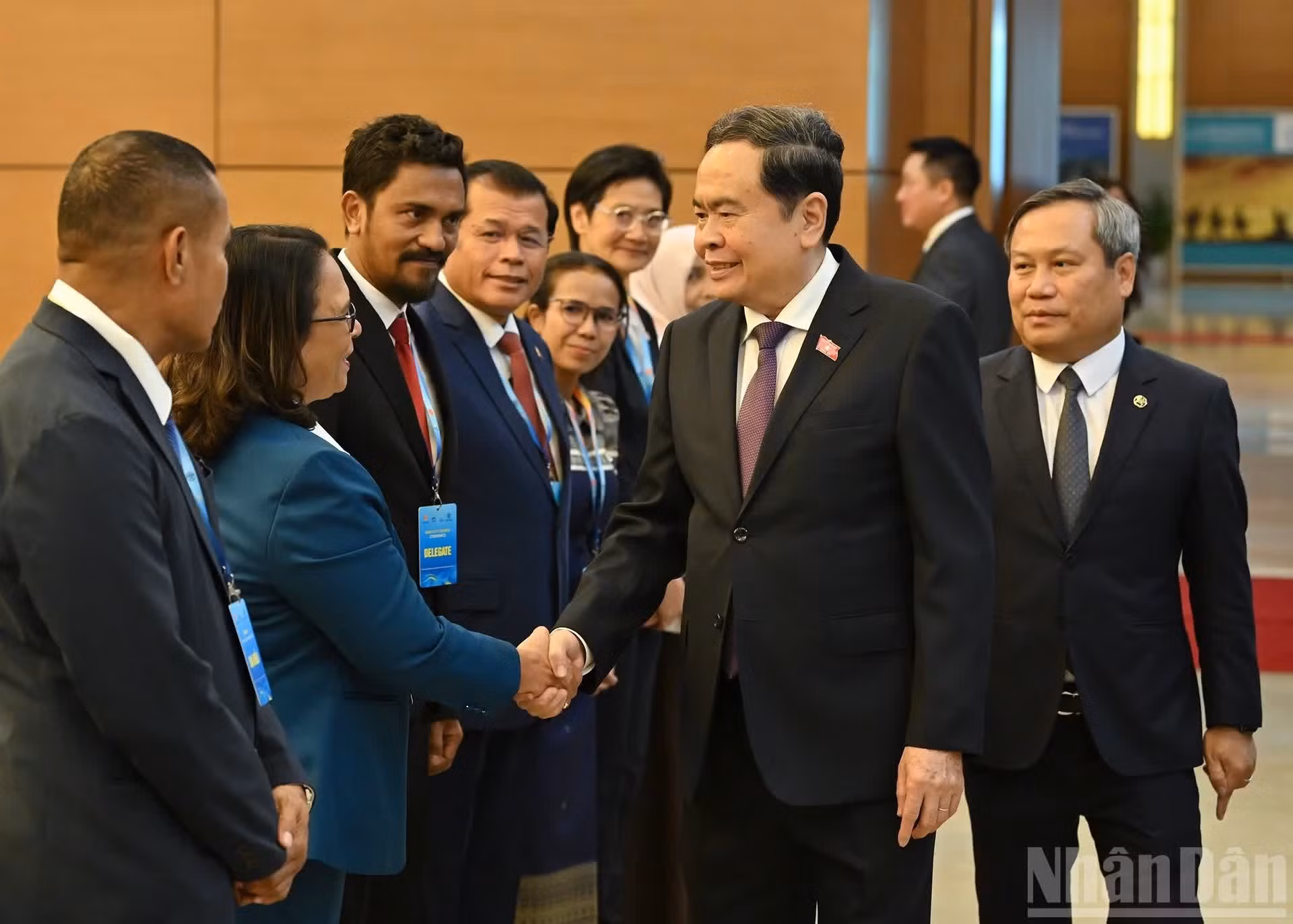 El dirigente legislativo vietnamita saluda a los delegados.