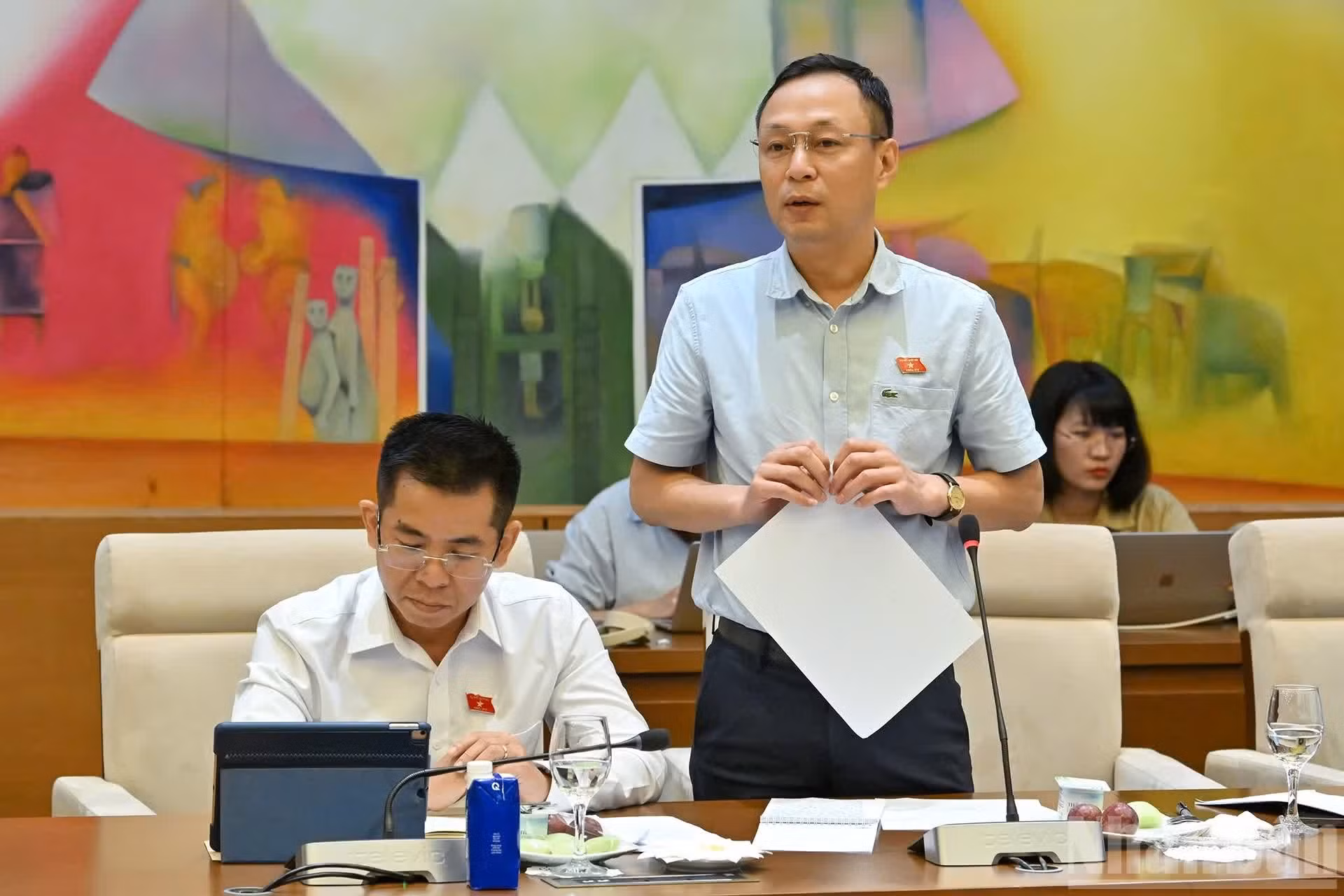 El diputado Hoang Nam Hai presenta su opinión.