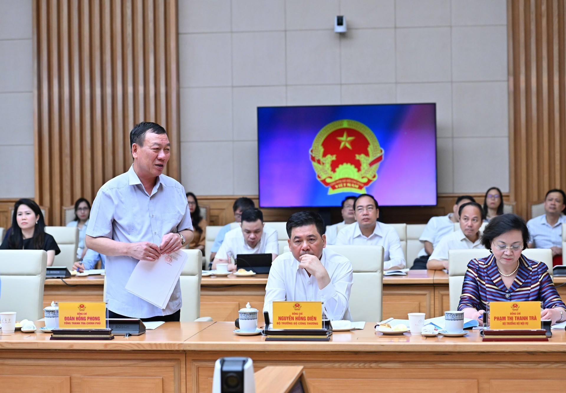 El inspector general del Gobierno de Vietnam, Doan Hong Phong, presenta un informe. El inspector general del Gobierno de Vietnam, Doan Hong Phong, presenta un informe.