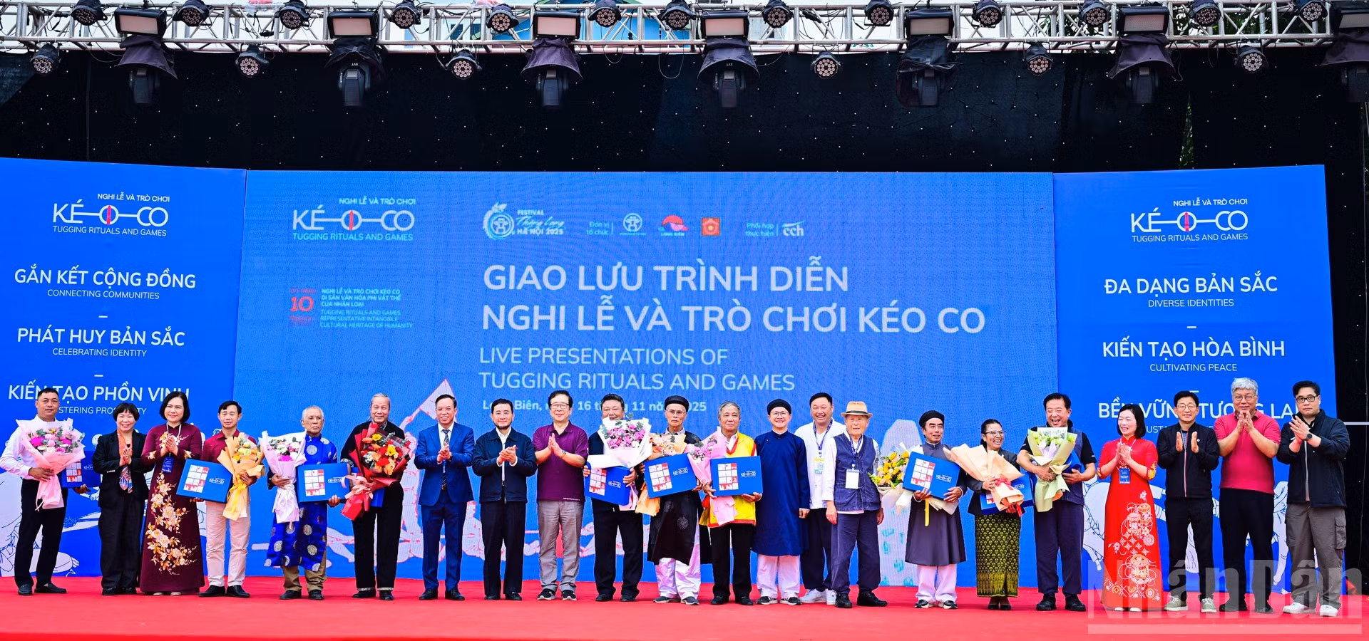 Los delegados nacionales e internacionales participantes en el evento reciben regalos de las autoridades locales.