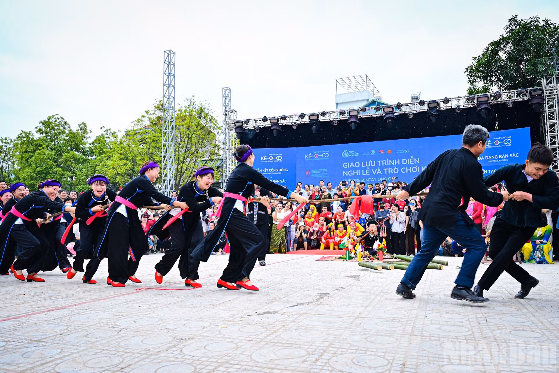 El juego del tiro de cuerda se practica principalmente en el delta del río Rojo, en el norte de la región central, y entre las minorías étnicas de las montañas del norte, como los tay, los thai y los giay. Las cuerdas están hechas de materiales como ratán, bejucos, fibras de árboles silvestres y bambú.