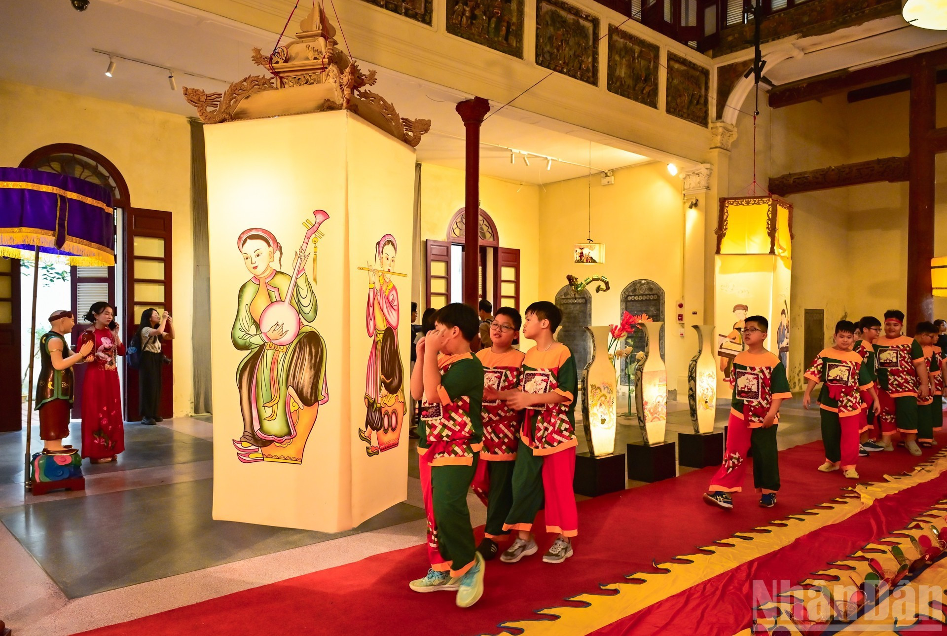 Las linternas giratorias con motivos inspirados en las pinturas tradicionales de Hang Trong captan la atención de los más pequeños.