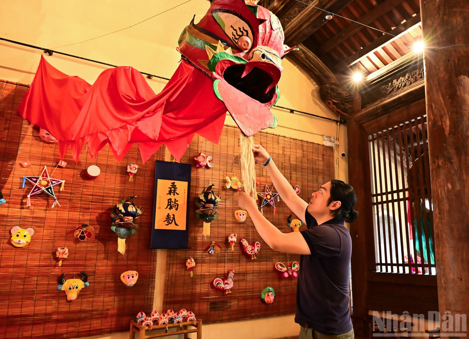 A diferencia de la cabeza de león del sur, influenciada por la cultura china, la versión norteña revela una profunda creatividad vietnamita, especialmente con sus cejas en forma de carpa, símbolo de la civilización del arroz.