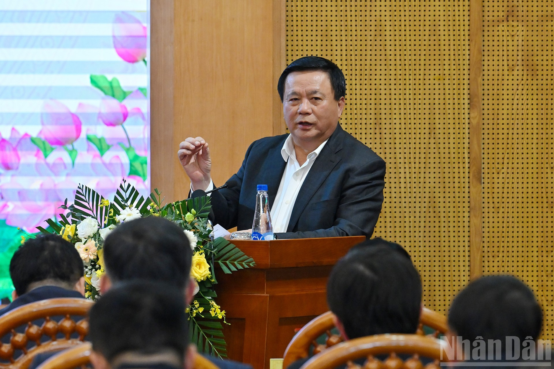 El director de la Academia Política Nacional Ho Chi Minh, Nguyen Xuan Thang, toma la palabra en la cita.