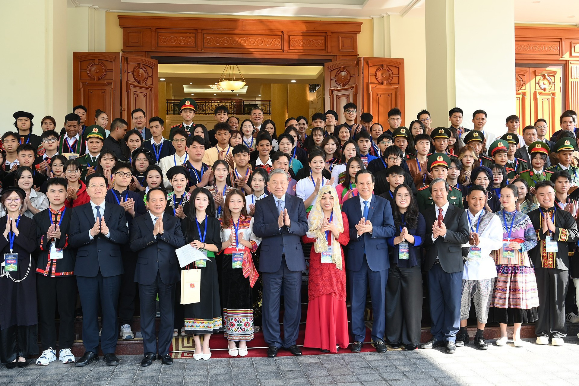 El secretario general To Lam y los asistentes al encuentro.