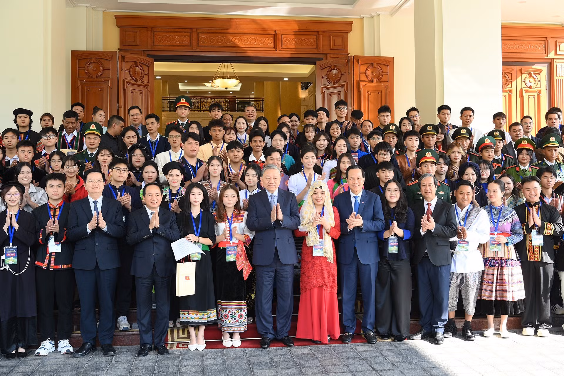 El secretario general To Lam y los asistentes al encuentro.