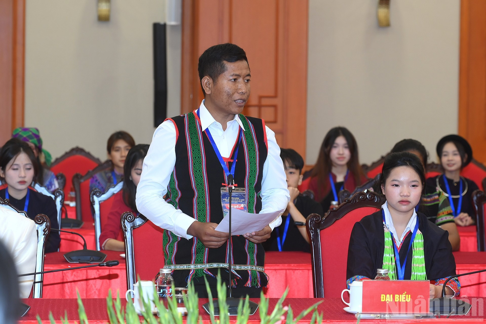 Un representante presenta su opinión.