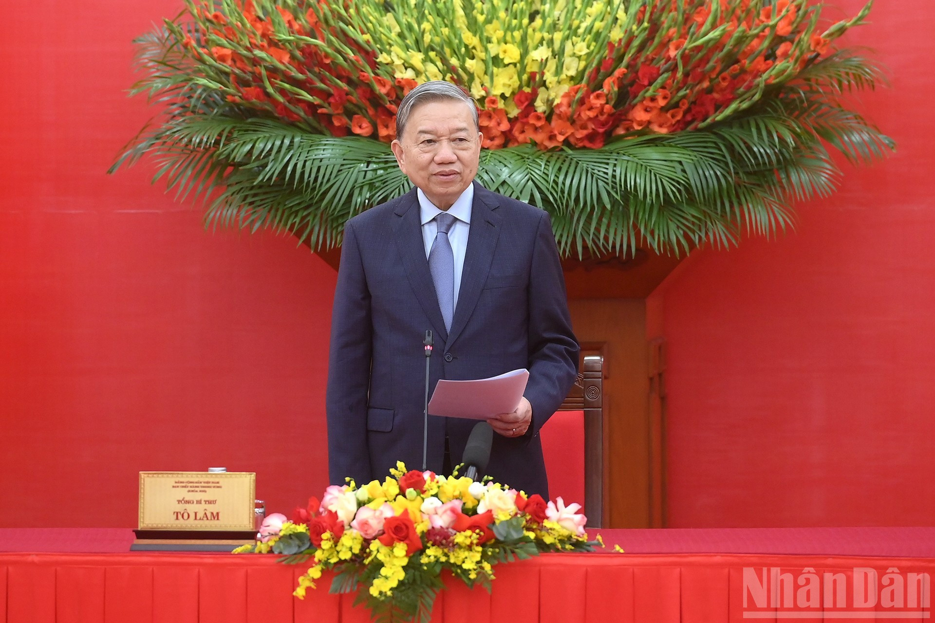El líder partidista To Lam toma la palabra en el encuentro.