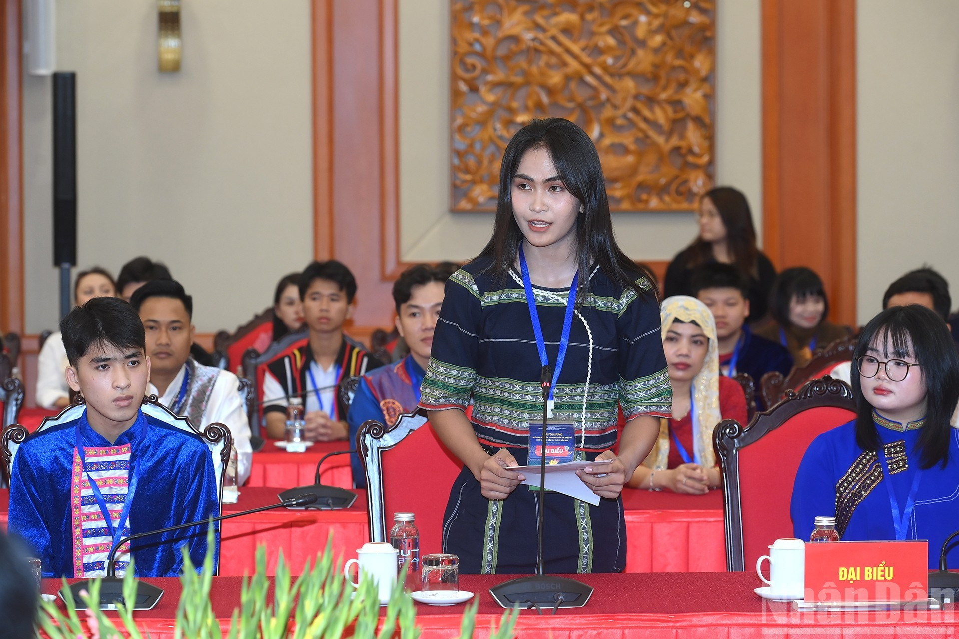 Una representante habla en la cita.
