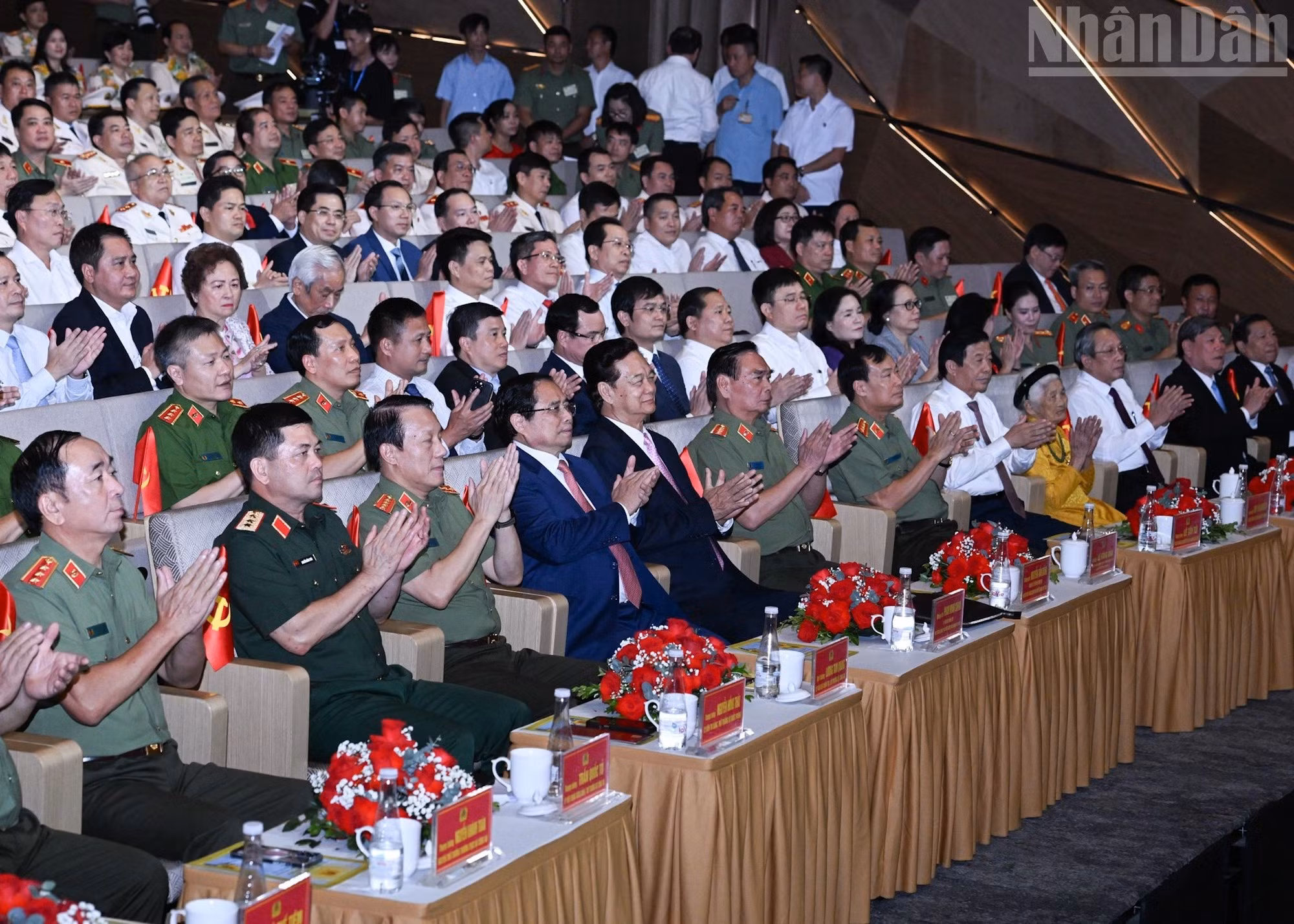 El premier Pham Minh Chinh y asistentes al evento.