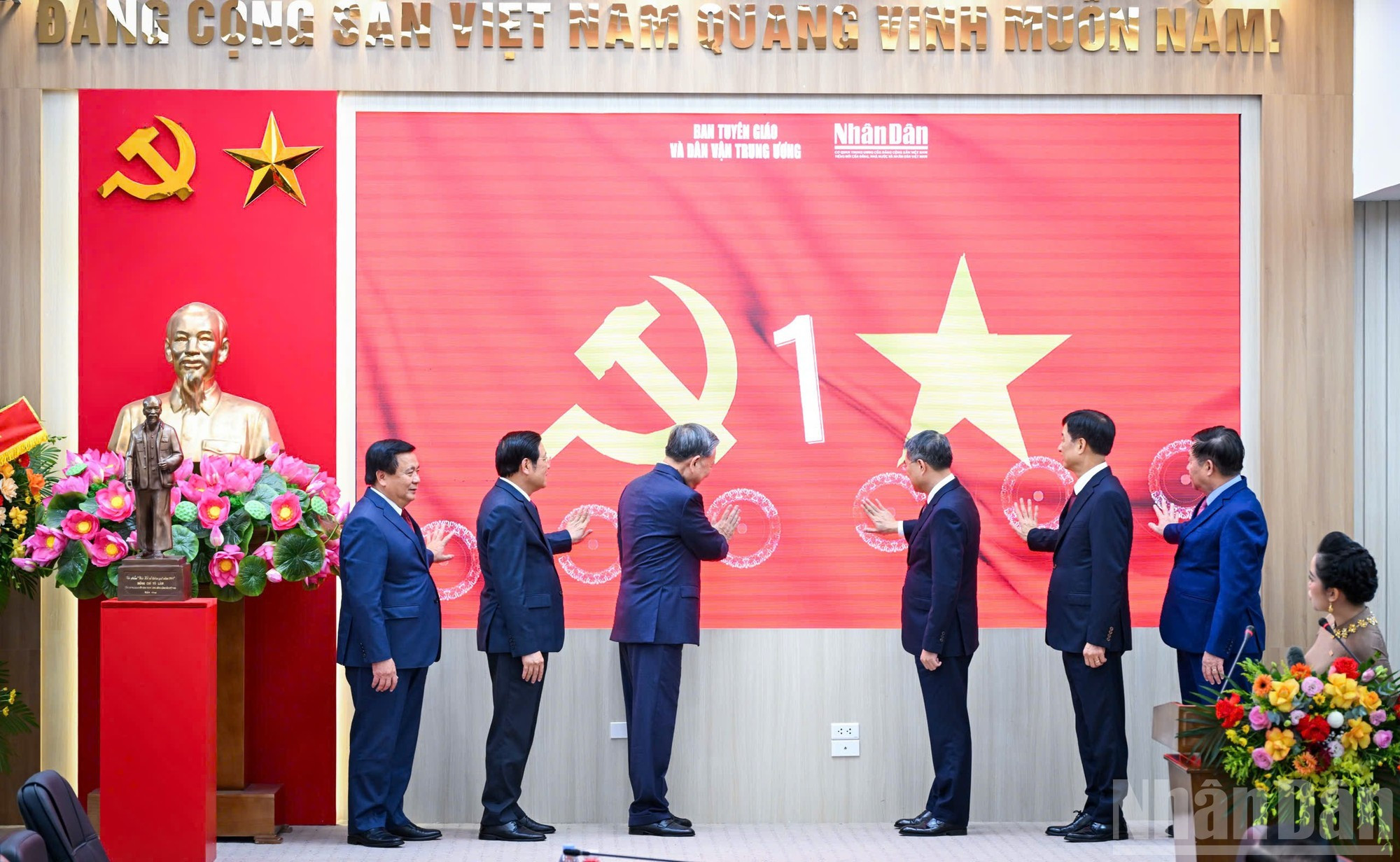 El secretario general del PCV, To Lam, y delegados inauguran el portal del XIV Congreso Nacional del Partido.