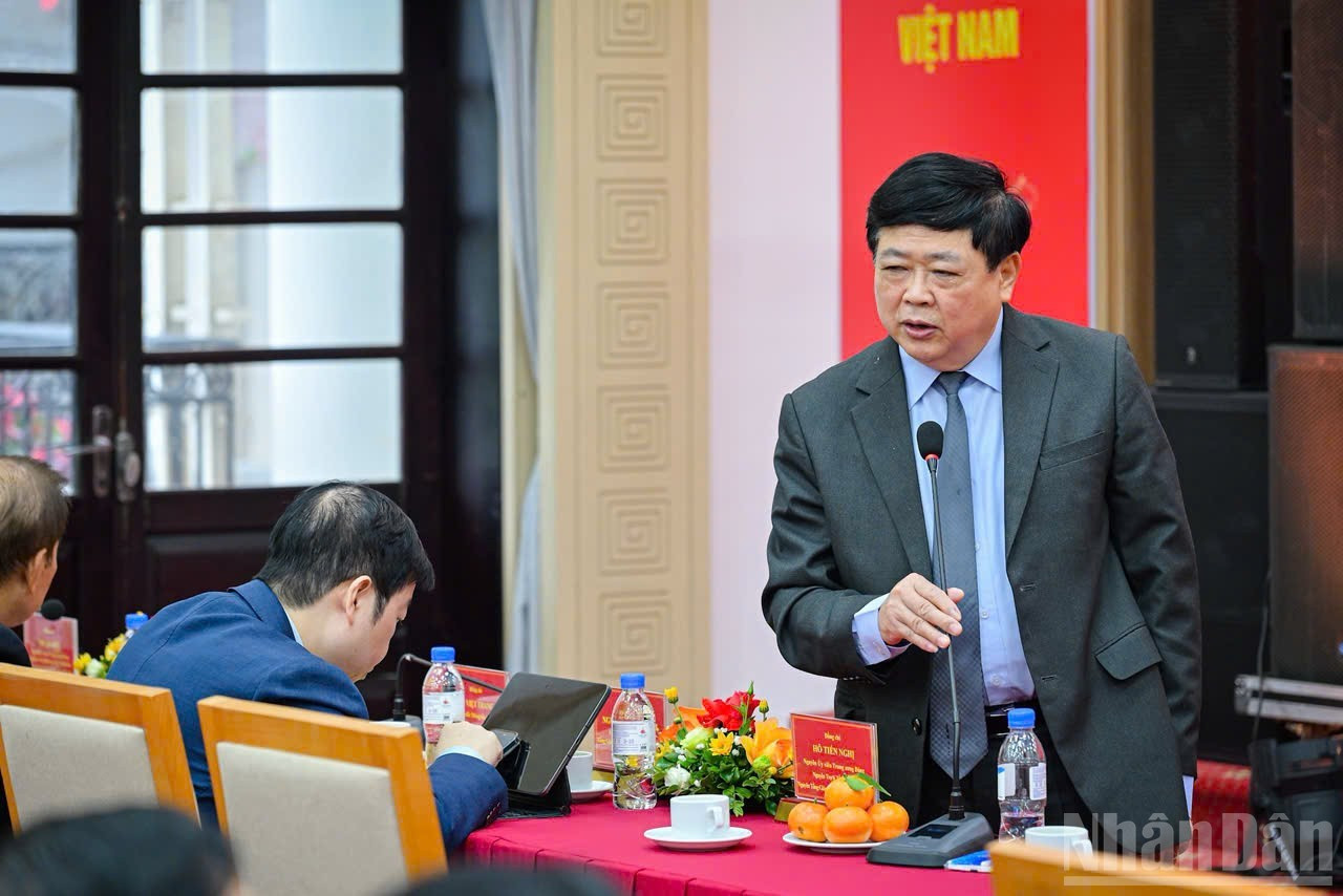El profesor asociado Nguyen The Ky, vicepresidente del Consejo Central de Teoría y Crítica Literaria y Artística, pronuncia un discurso en la conferencia.