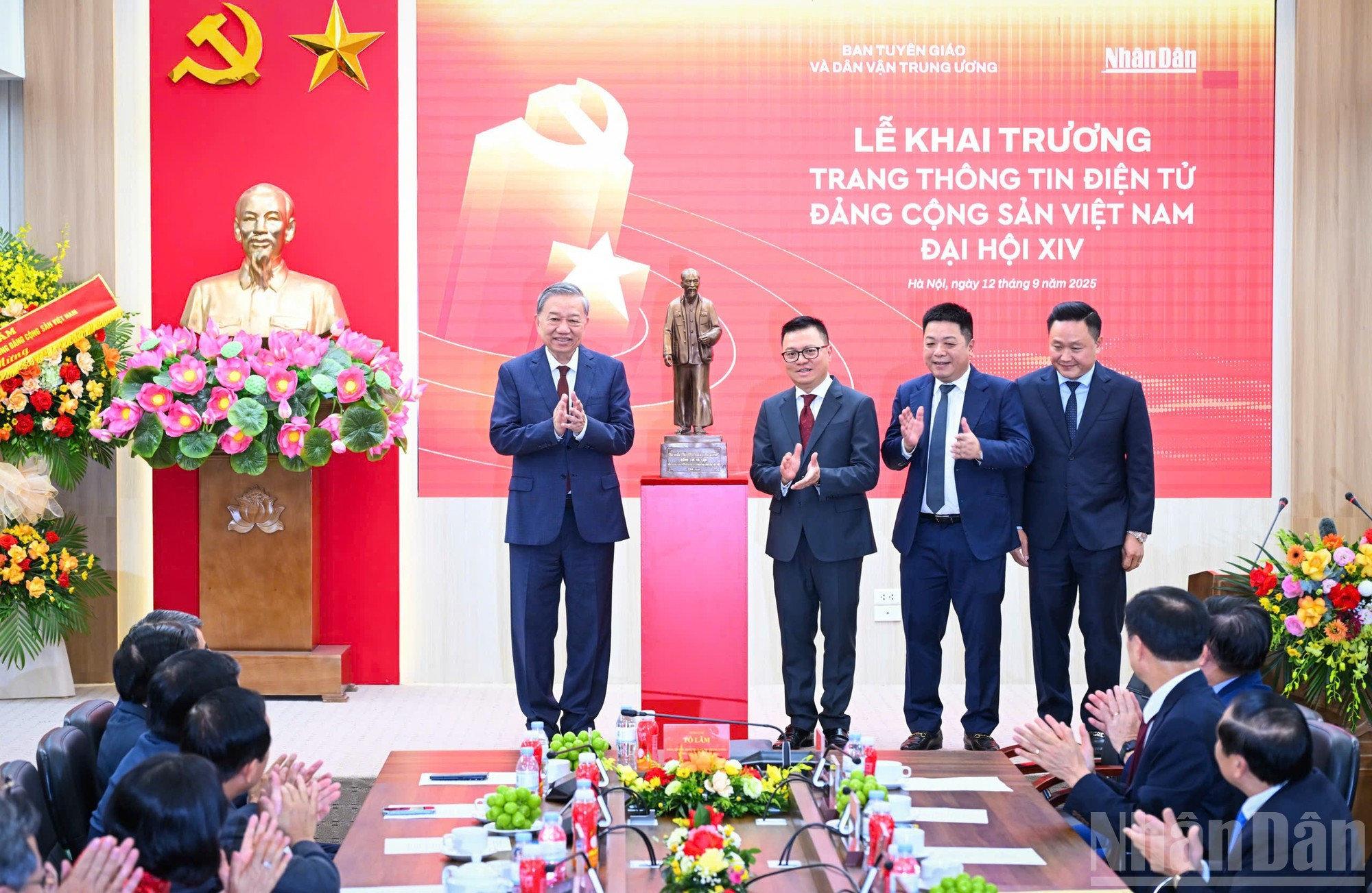 El secretario general del PCV, To Lam, entrega un regalo al periódico Nhan Dan.