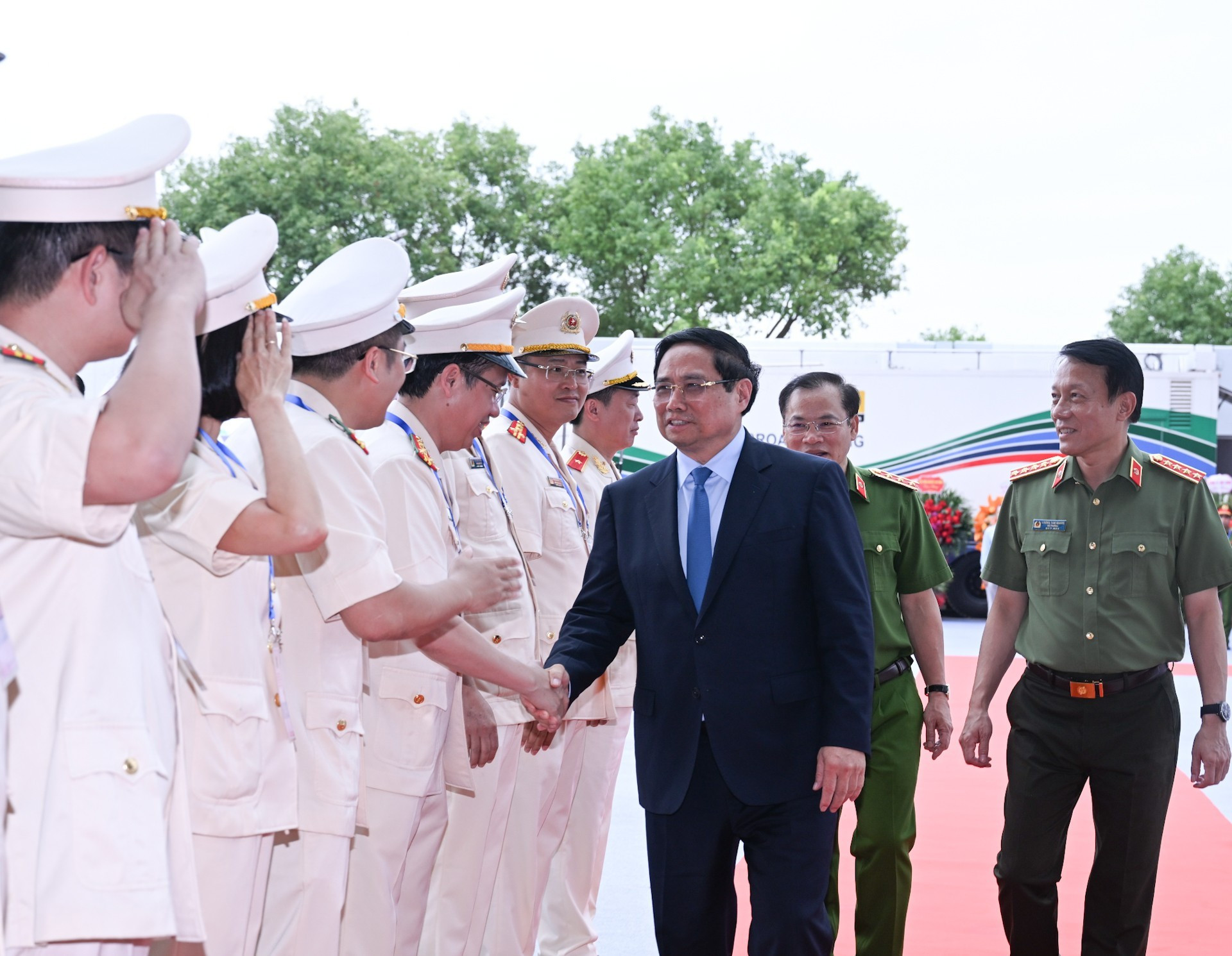 El premier Pham Minh Chinh saluda a oficiales y soldados.