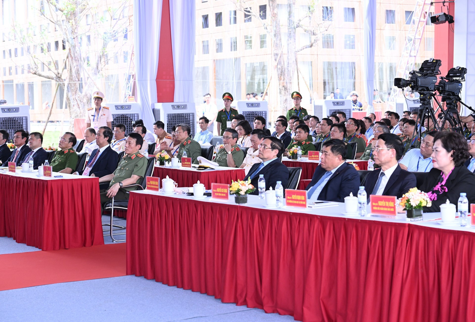 El primer ministro Pham Minh Chinh y los delegados.