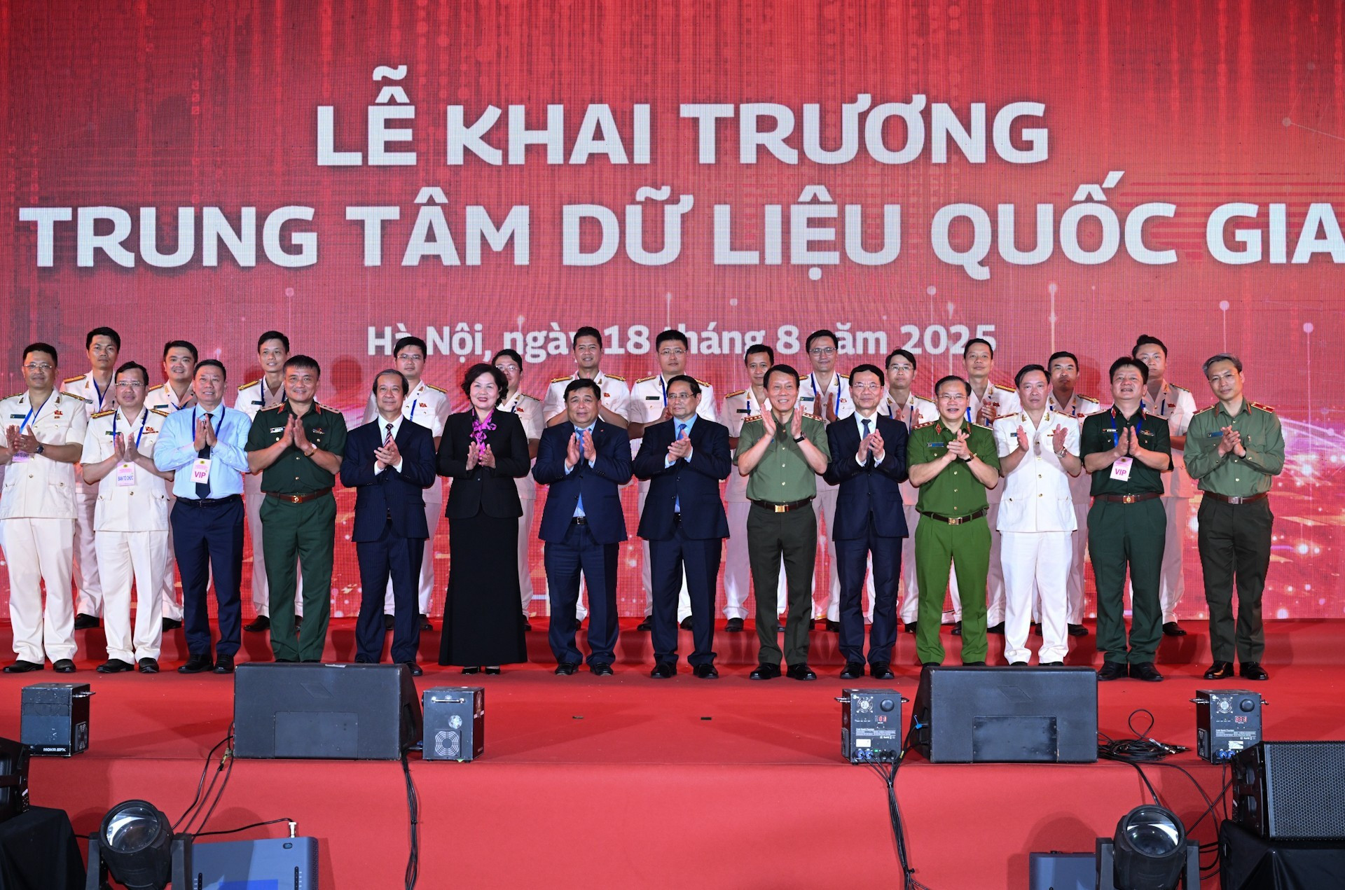 Asistentes a la inauguración del Centro Nacional de Datos.