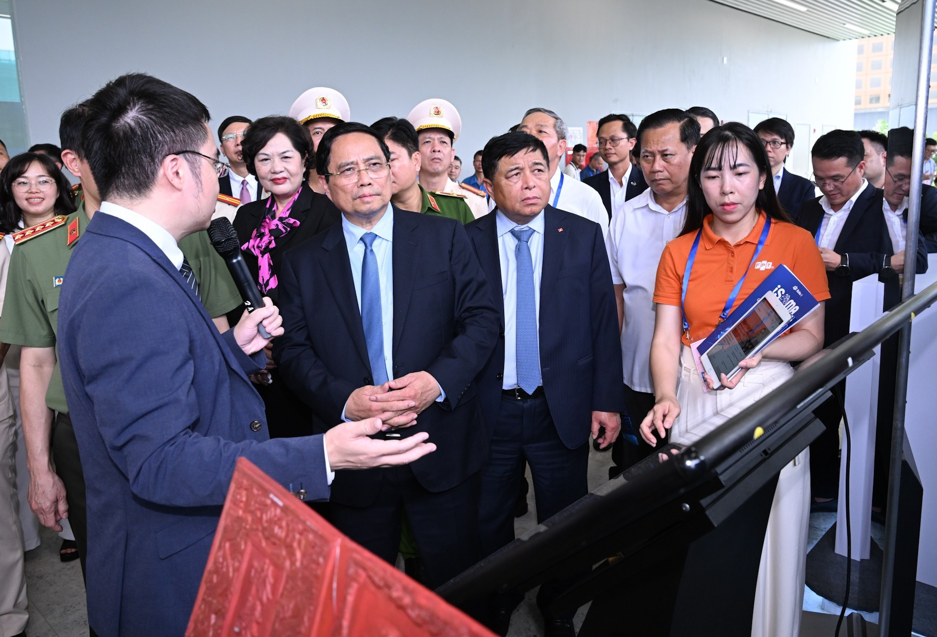 El primer ministro de Vietnam, Pham Minh Chinh, y los delegados visitan una exposición sobre la tecnología de información.