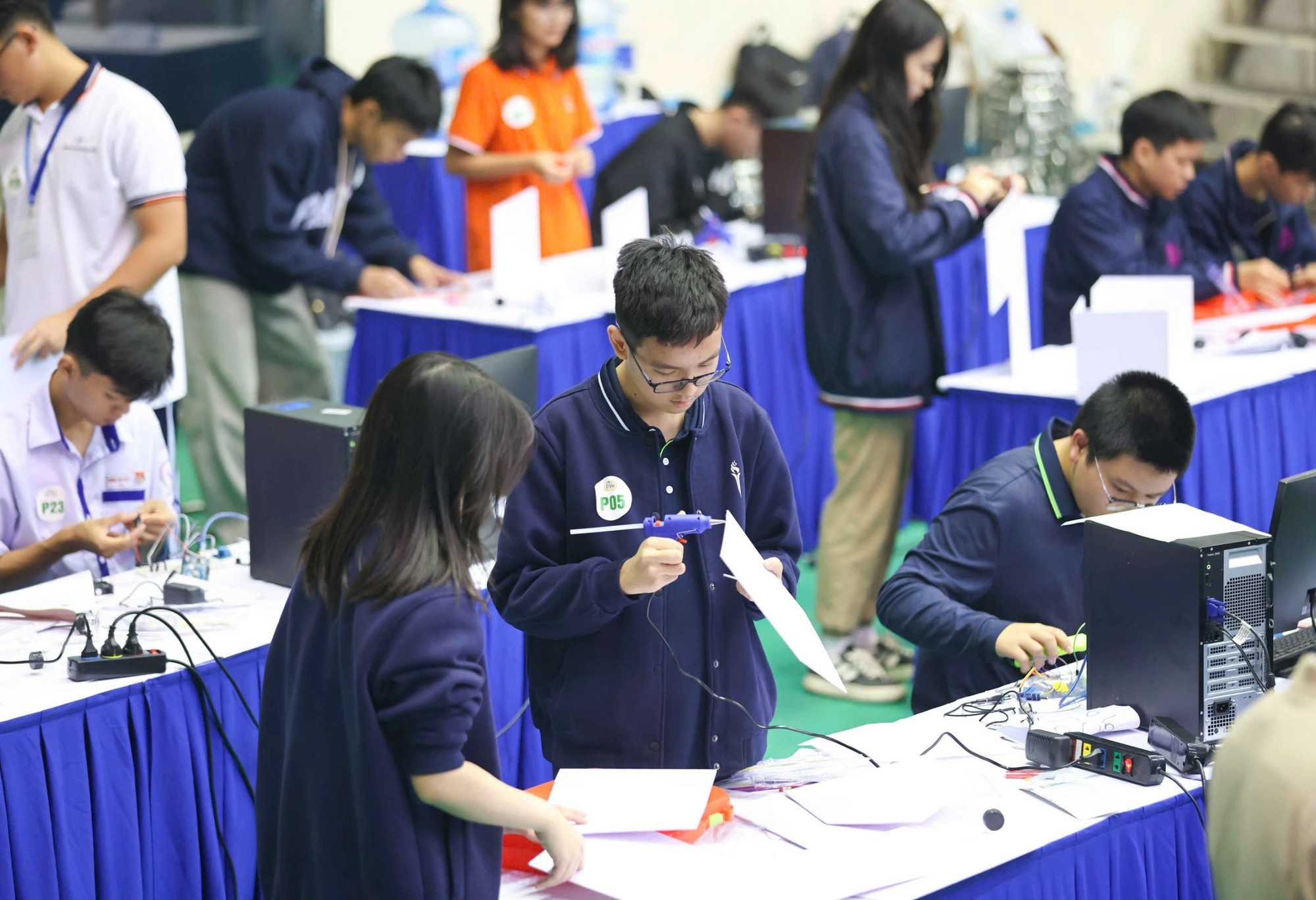 La metodología STEM alienta a los alumnos a formular preguntas, explorar el mundo con visión científica y encontrar soluciones y humanistas ante los desafíos de la vida.