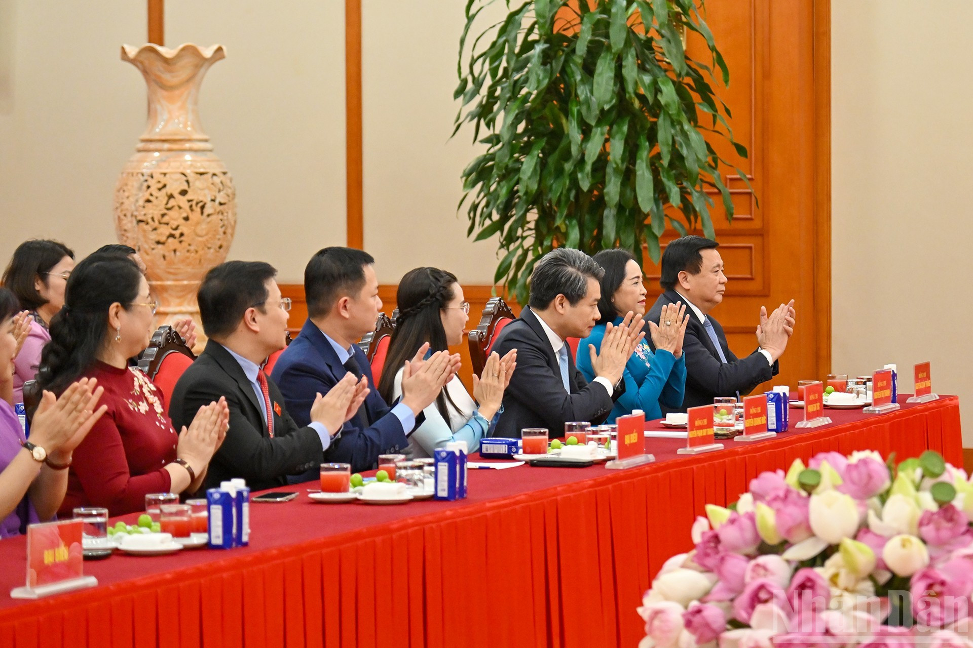 El director de la Academia Nacional de Política de Ho Chi Minh, Nguyen Xuan Thang; la vicepresidenta de la Asamblea Nacional, Nguyen Thi Thanh, y los delegados en la reunión. El director de la Academia Nacional de Política de Ho Chi Minh, Nguyen Xuan Thang; la vicepresidenta de la Asamblea Nacional, Nguyen Thi Thanh, y los delegados en la reunión.