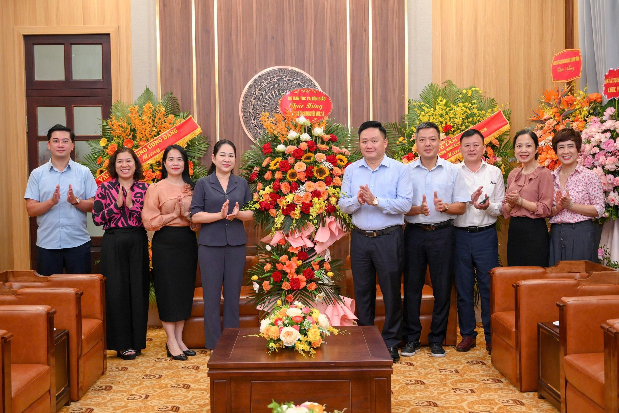 La viceministra de Asuntos Étnicos y Religiosos, Nong Thi Ha, al frente de una delegación, visita y felicita al periódico Nhan Dan.