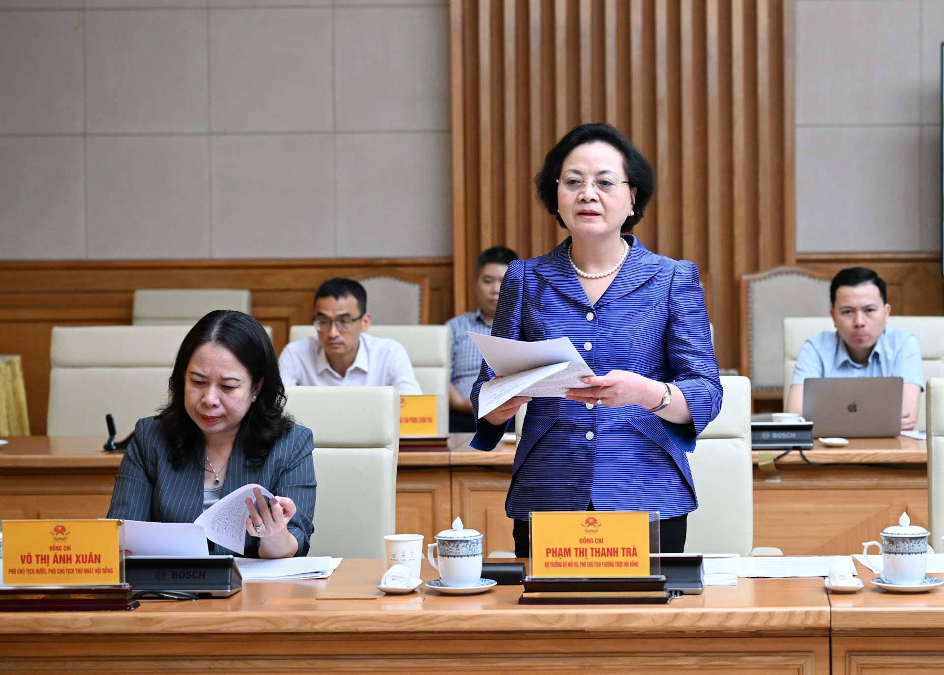 La ministra del Interior y subjefa del Consejo Central de Emulación y Recompensa, Pham Thi Thanh Tra, presenta un informe. La ministra del Interior y subjefa del Consejo Central de Emulación y Recompensa, Pham Thi Thanh Tra, presenta un informe.