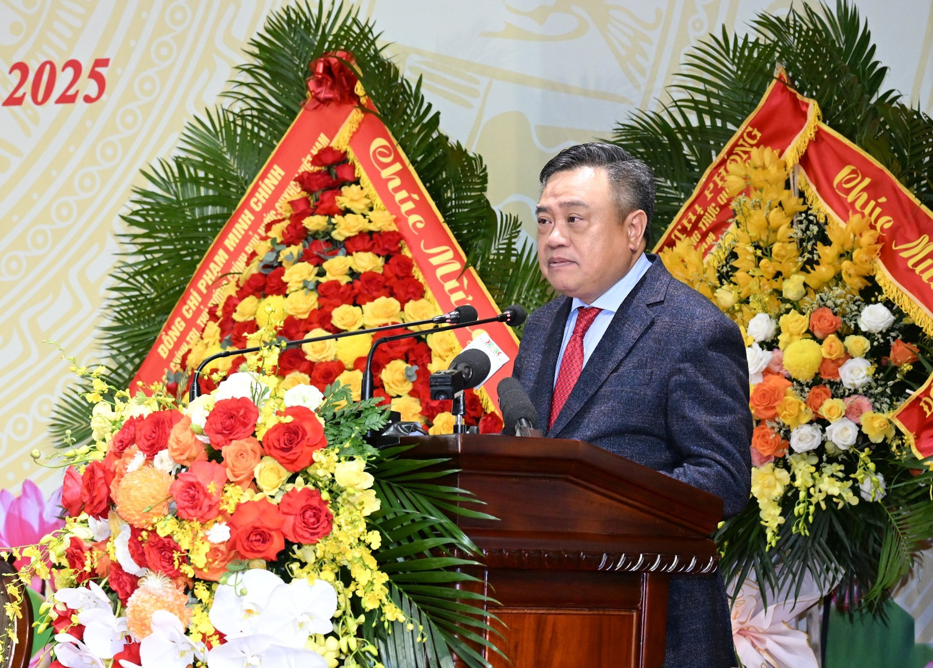 El presidente del Comité Popular de Hanói, Tran Sy Thanh, toma la palabra en la cita.