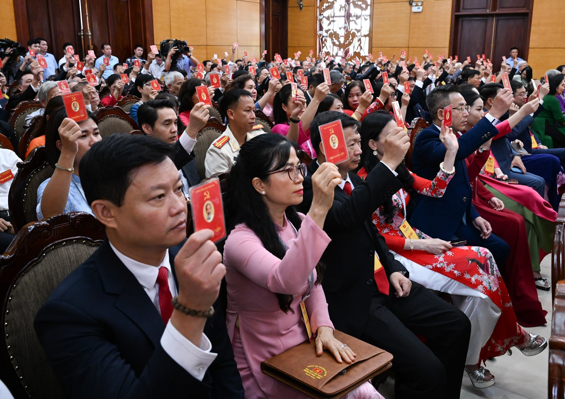 Delegados participan en la primera asamblea del Comité del Partido del barrio de Tay Ho.