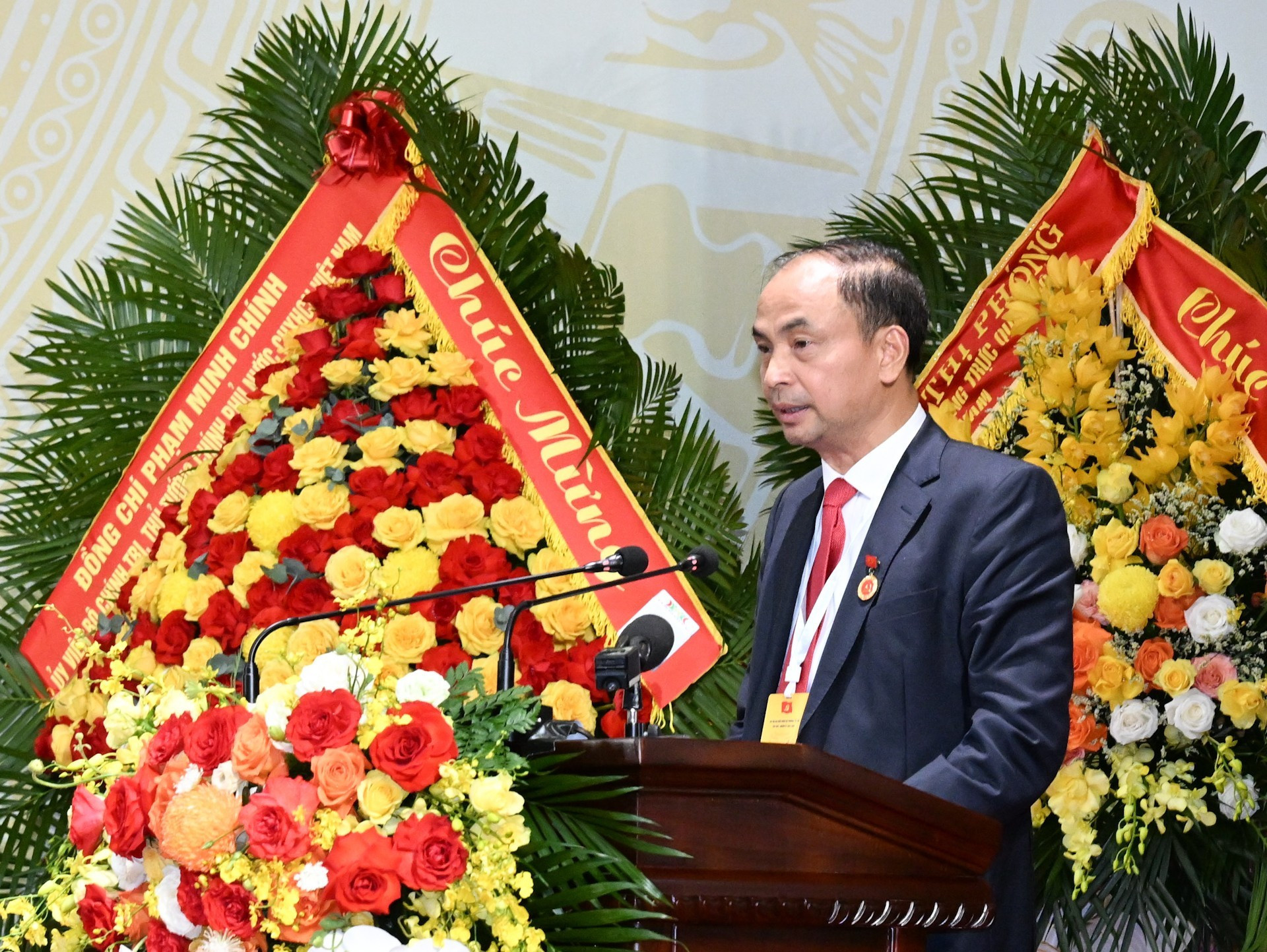 El secretario del Comité del Partido del barrio de Tay Ho, Nguyen Dinh Khuyen, habla en la cita.