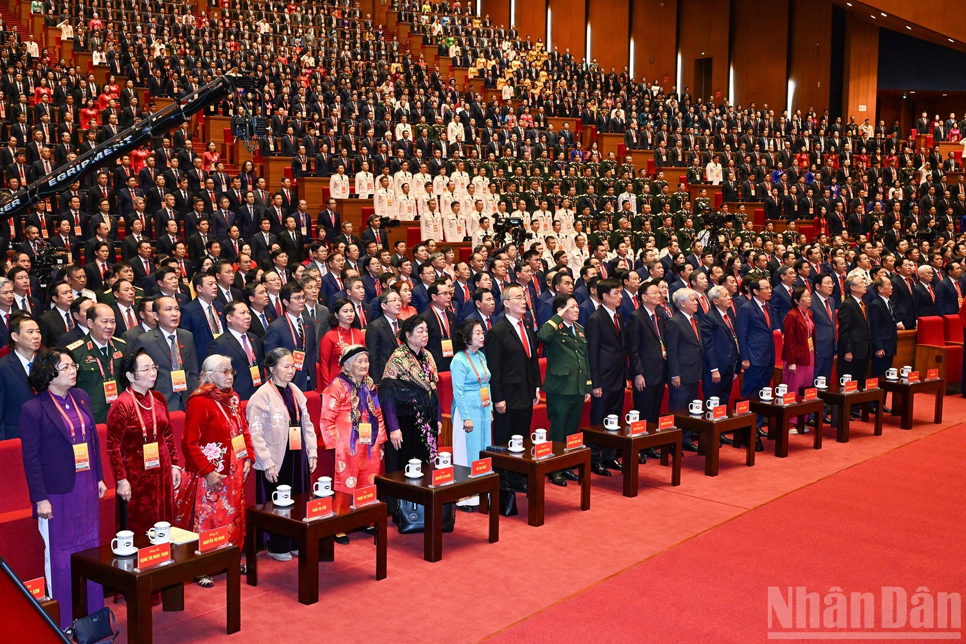 Los asistentes realizan el acto de saludo a la bandera nacional.