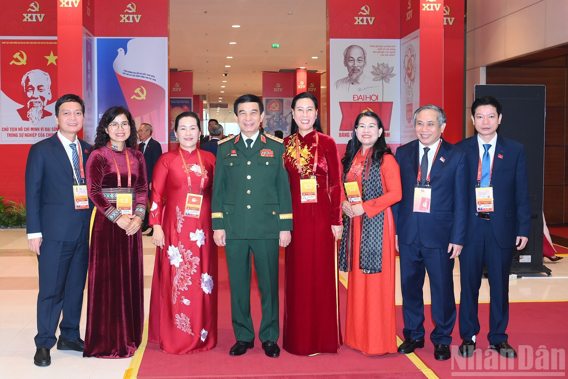 El ministro de Defensa, Phan Van Giang, y los asistentes a la sesión inaugural del XIV Congreso Nacional del Partido.