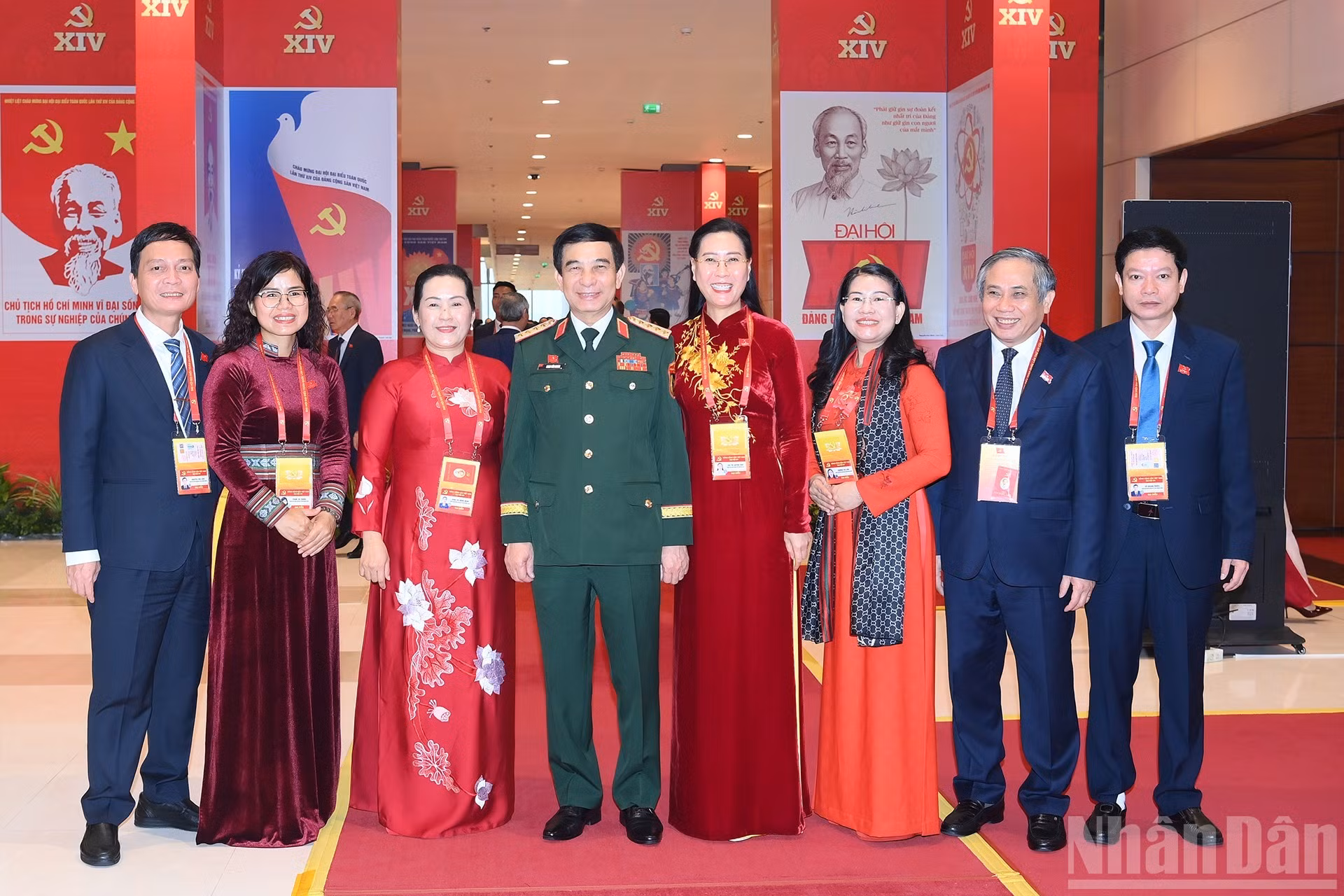 El ministro de Defensa, Phan Van Giang, y los asistentes a la sesión inaugural del XIV Congreso Nacional del Partido.