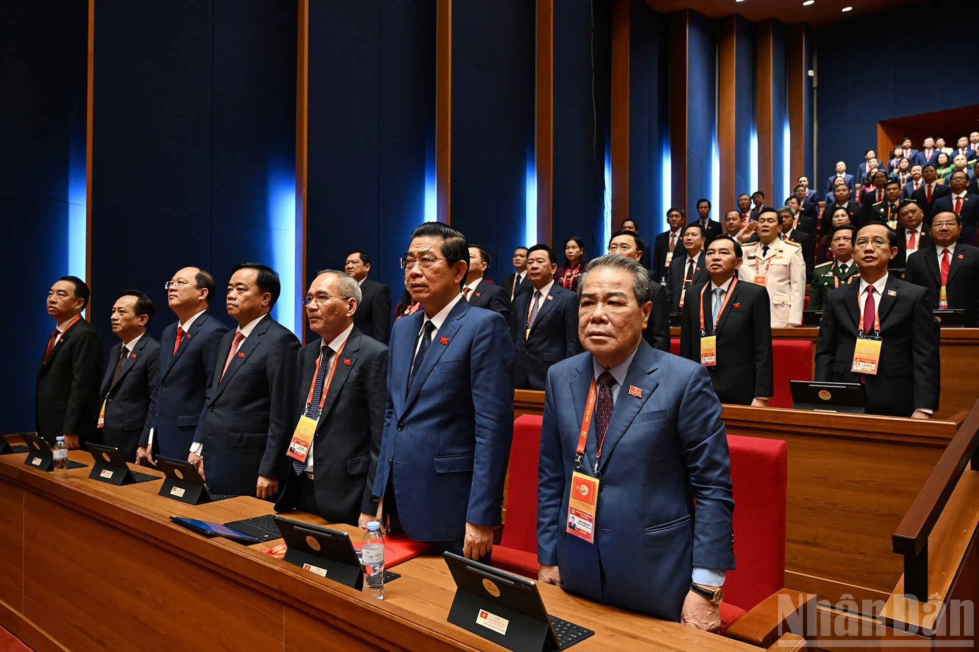 Los asistentes realizan el acto de saludo a la bandera nacional.