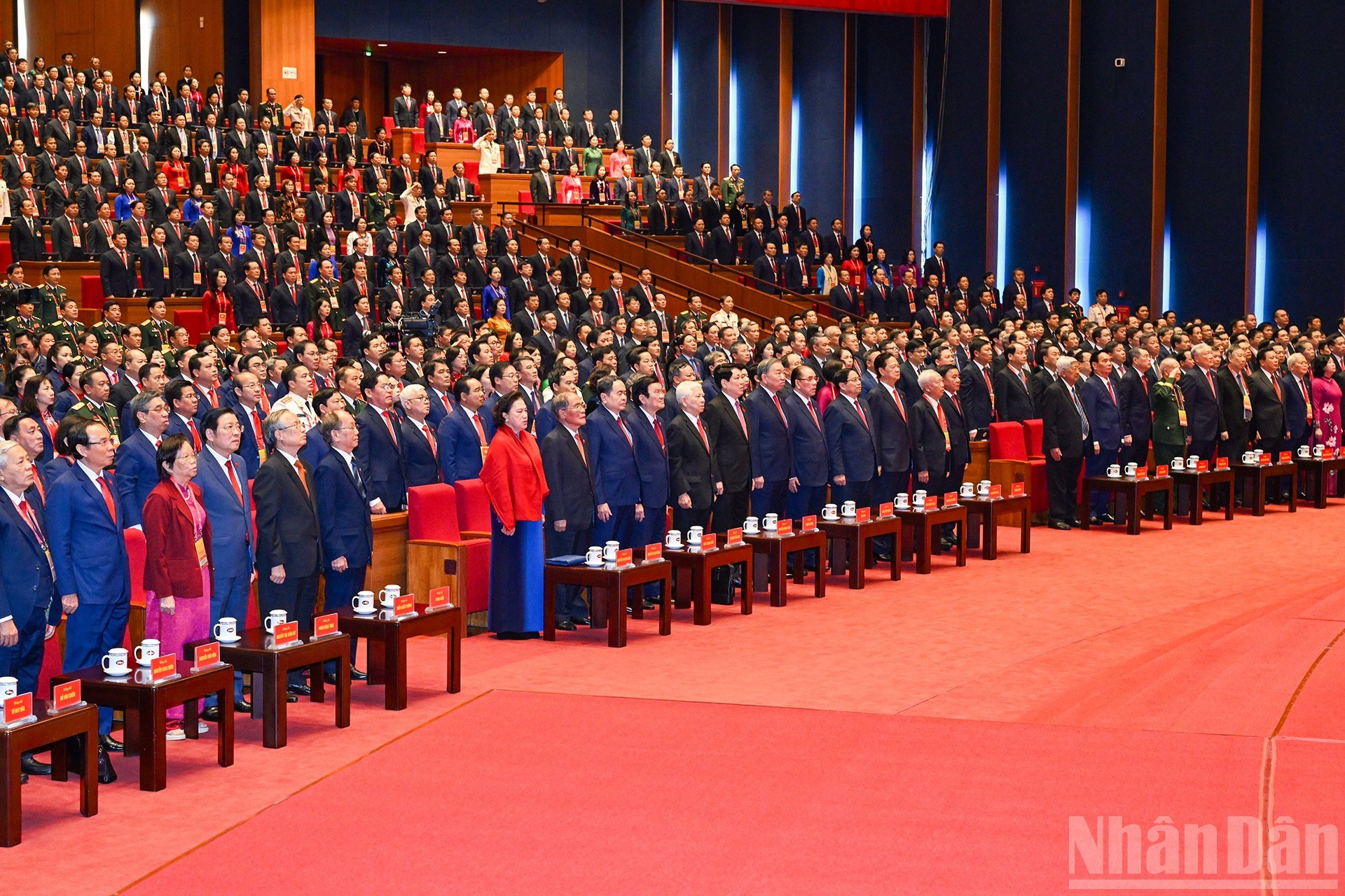 Los asistentes realizan el acto de saludo a la bandera nacional.