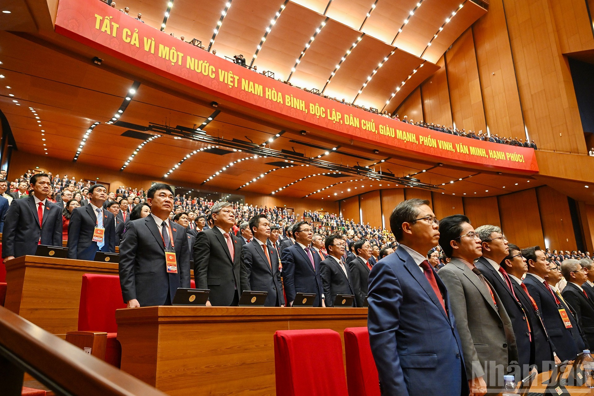 Los asistentes realizan el acto de saludo a la bandera nacional.